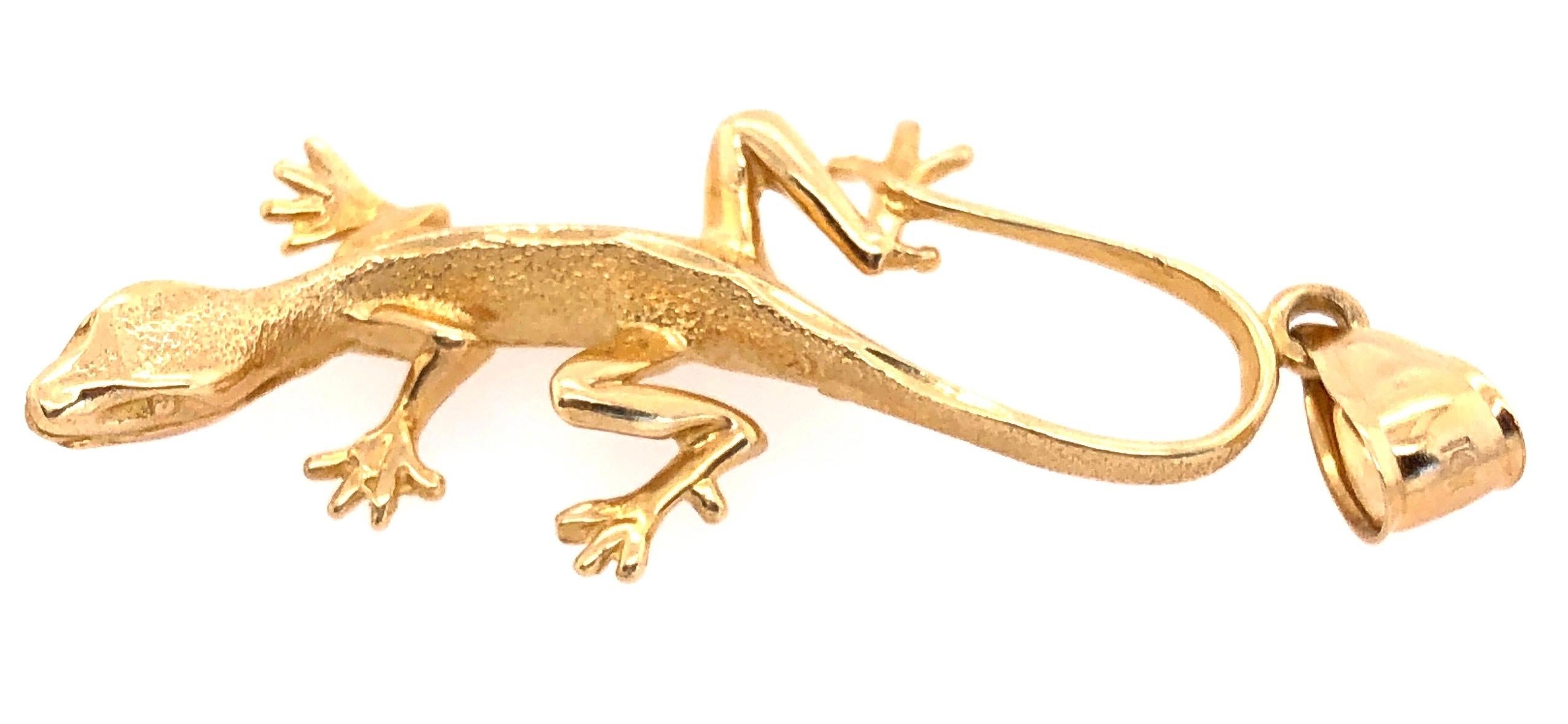 14 Karat Yellow Gold Gecko Charm Pendant In Good Condition In Stamford, CT