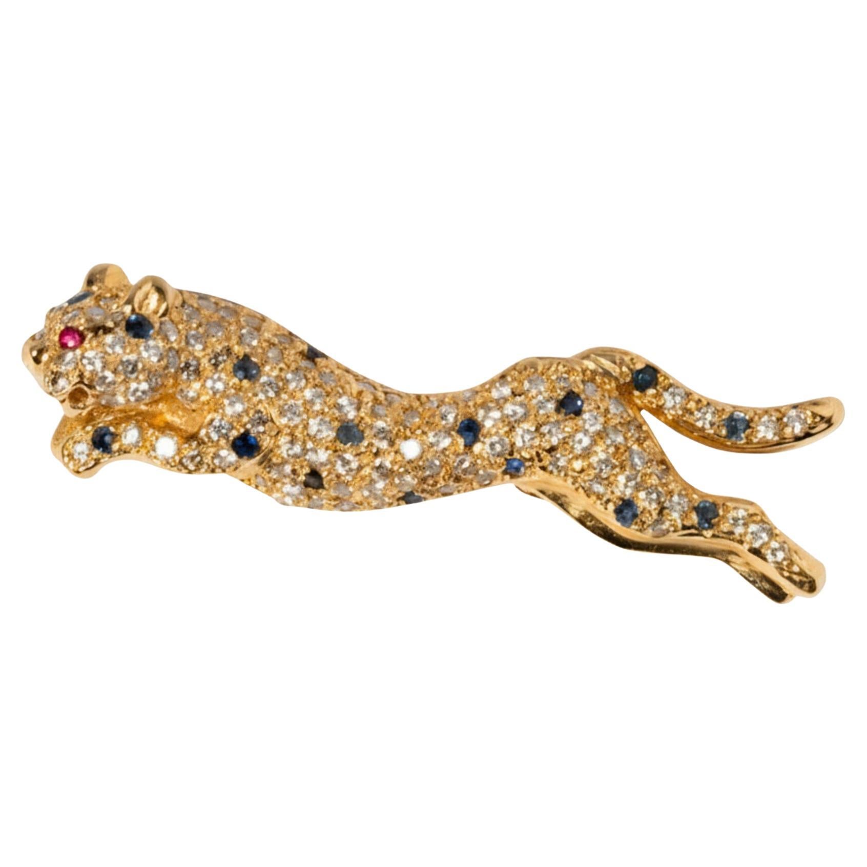Broche panthère en or jaune 14 carats sertie de pierres précieuses Mélange saisissant d
art