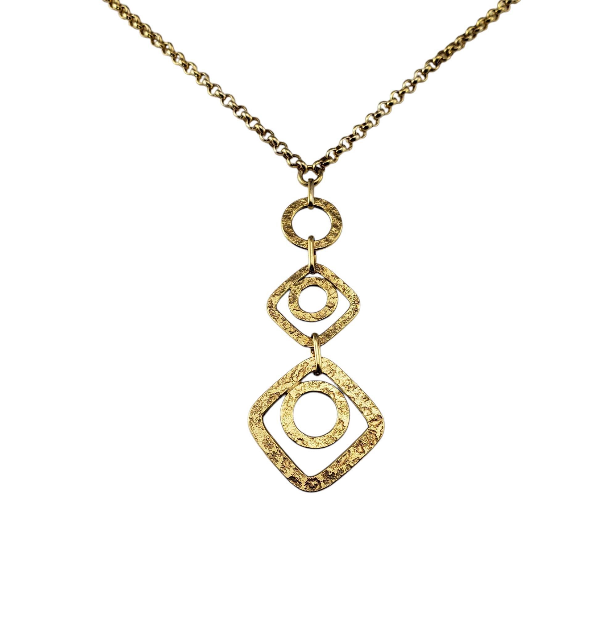 Collana con ciondolo geometrico in oro giallo 14 carati.

Eleva la tua collezione di gioielli con questa splendida collana con ciondolo in oro giallo 14K. Il ciondolo presenta un trio di forme geometriche martellate collegate tra loro, ognuna delle