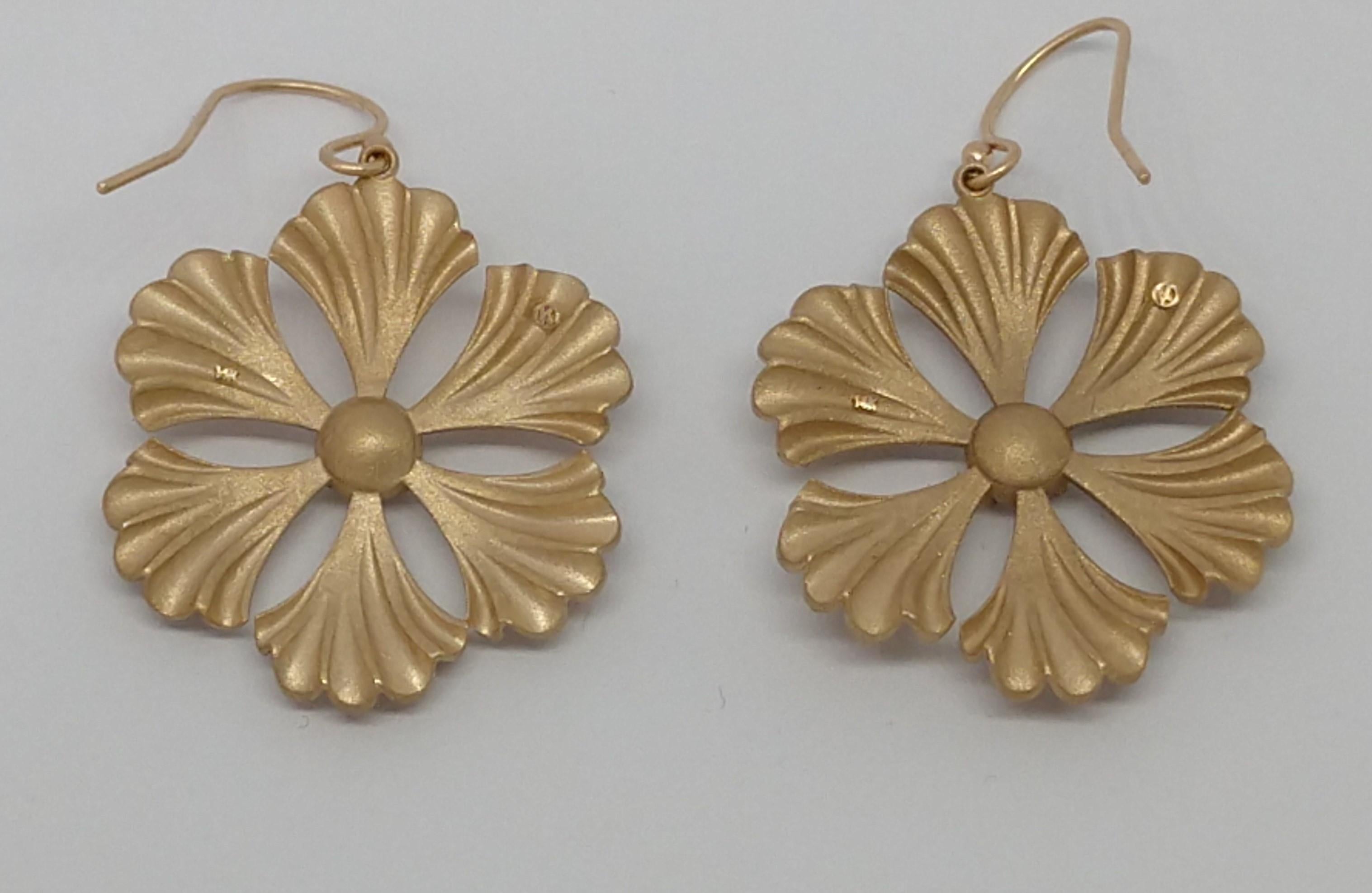 Contemporary 14 Karat Yellow Gold Diamond Fan Flower Earrings For Sale