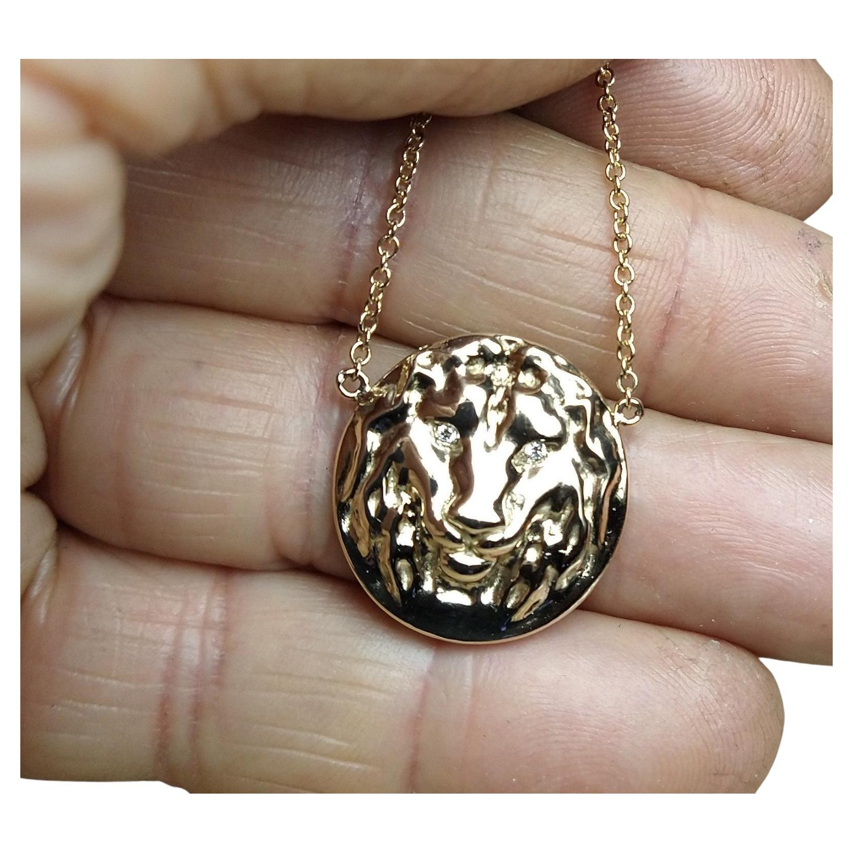 Collier à pendentifs en or jaune 14 carats avec lion en diamant GIA pour femme en vente
