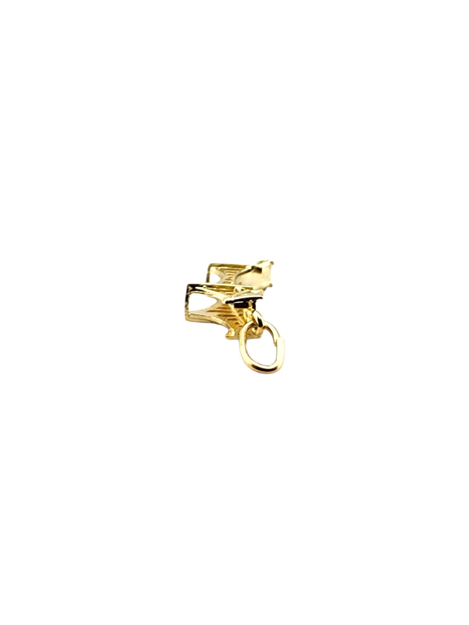Charm del Ponte d'Oro in oro giallo 14k.

Questo charm a forma di ponte in oro giallo 14 carati brilla con dettagli lucidi, un cenno giocoso al legame e all'avventura che aggiunge stile e un tocco di narrazione alla tua collezione di