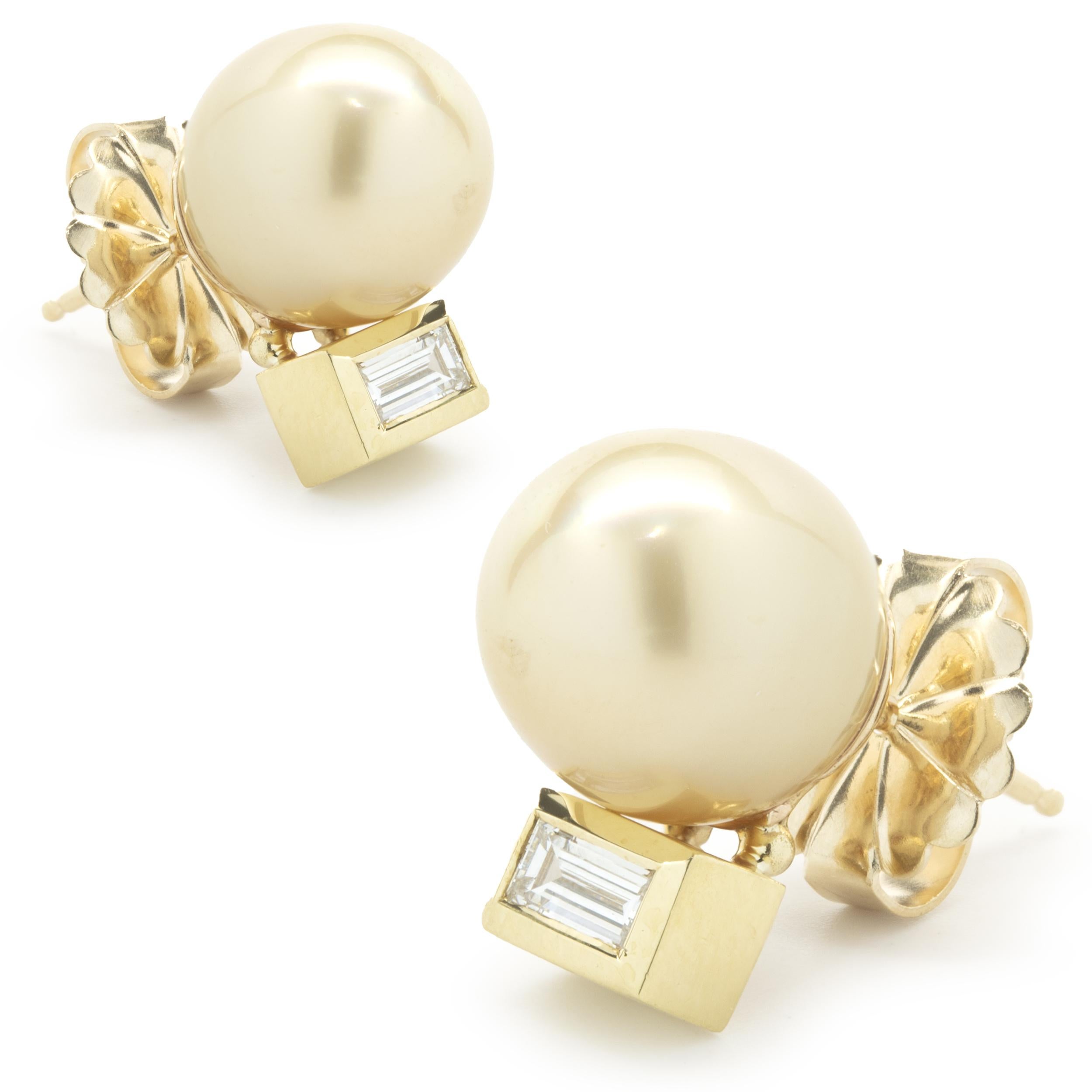 Designer: design personalizzato
Materiale: oro giallo 14 carati
Diamante: 2 tagli a baguette = 0,50cttw
Colore: G
Chiarezza: SI1
Dimensioni: gli orecchini misurano 15.20 mm
Peso: 8,39 grammi
