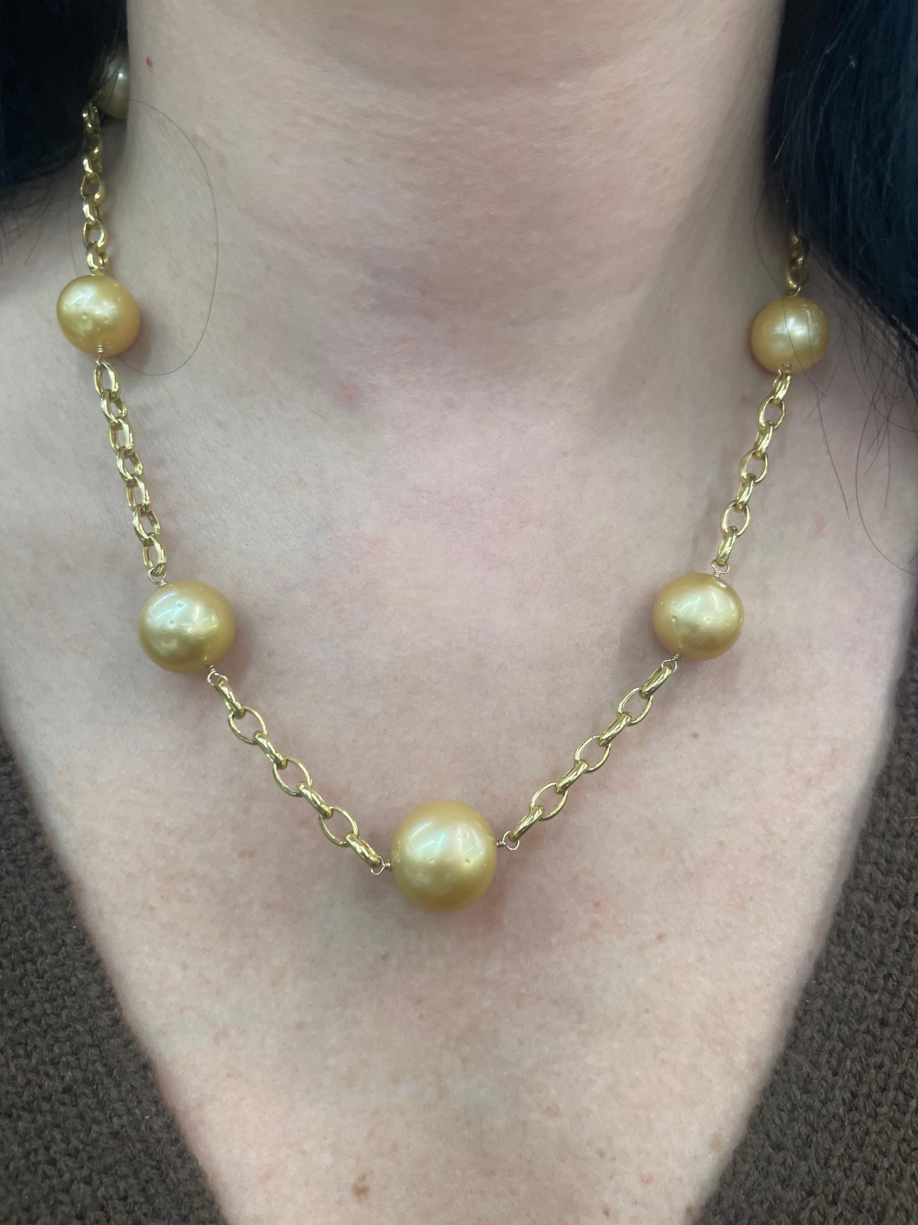 Collier en or jaune 14 carats comprenant 7 perles dorées des mers du Sud mesurant de 12 à 15 mm sur une chaîne à maillons ovales. 
Can customize in White, Pink or Tahitian Pearls.
Différentes couleurs d'or peuvent être disponibles.
DM pour plus