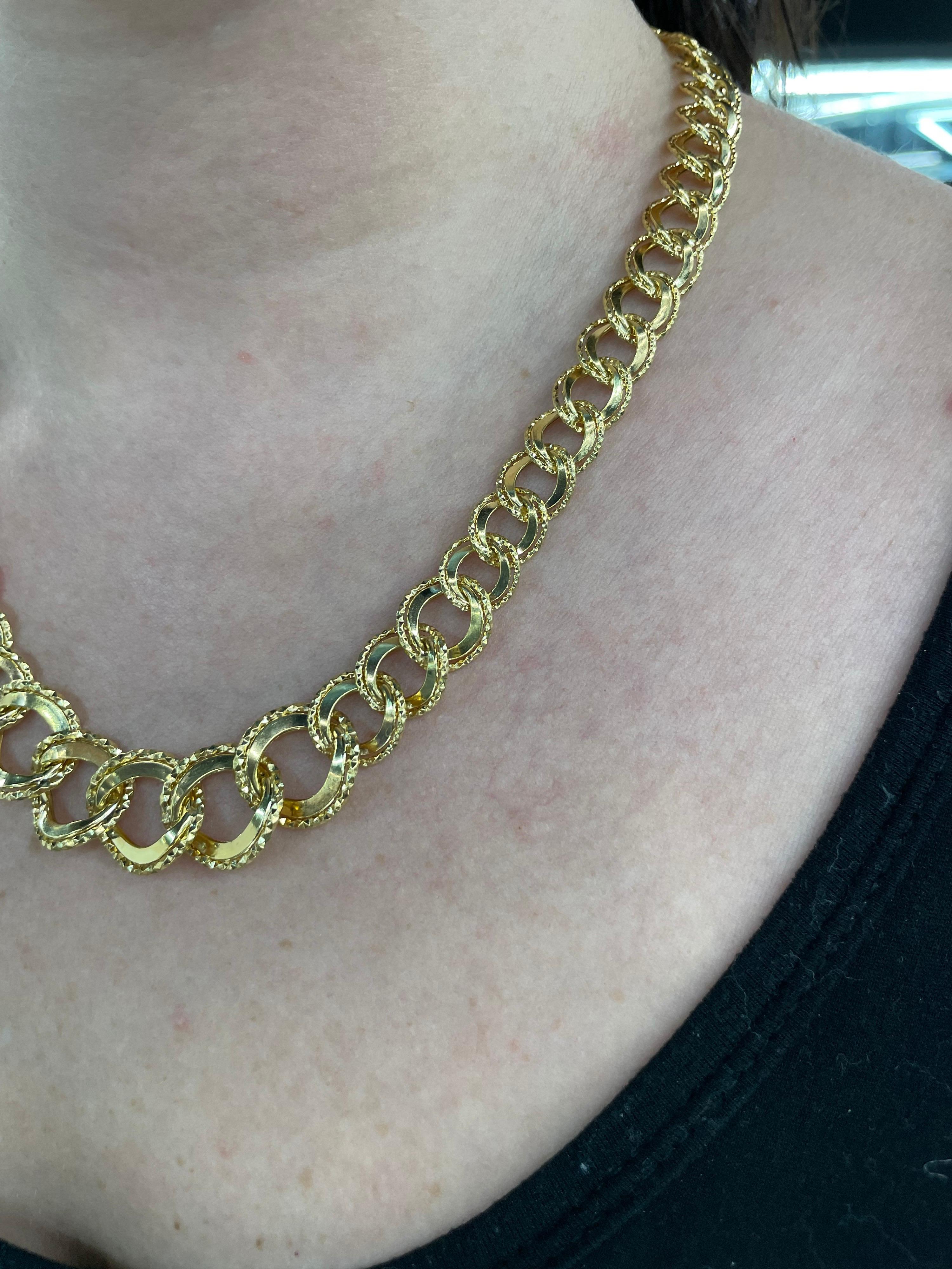 14 Karat yellow gold necklace featuring 61 graduated links with a high polish & hammered motif. 
11/16