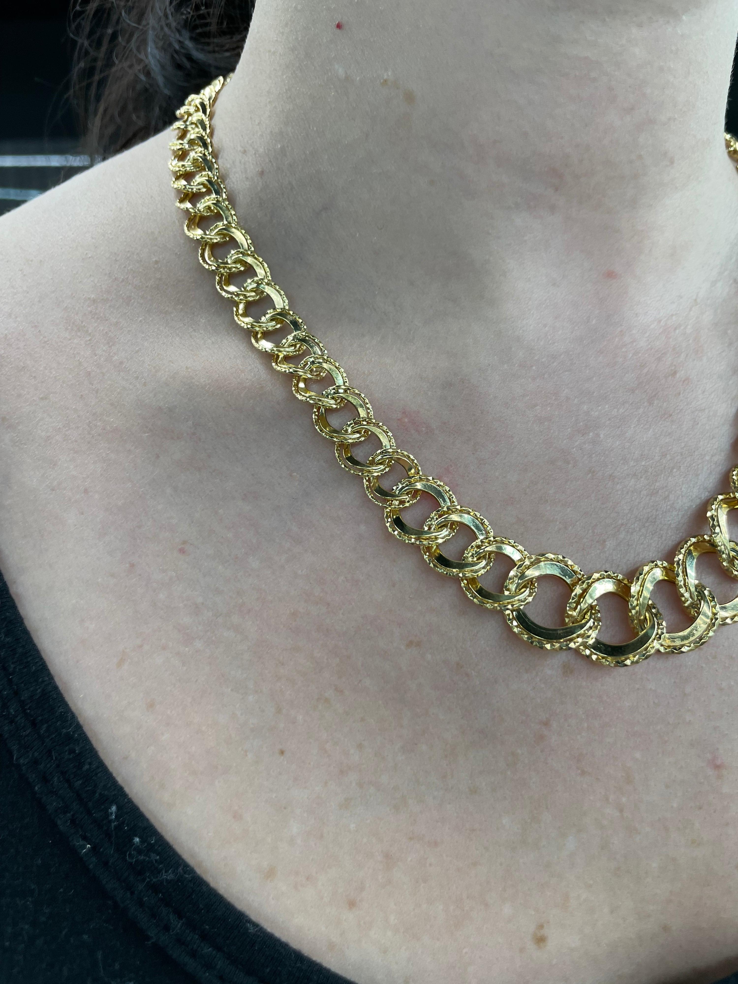 Contemporary 14 Karat Yellow Gold Graduated Hammered & Polished Link Necklace 13.6 Grams For Sale