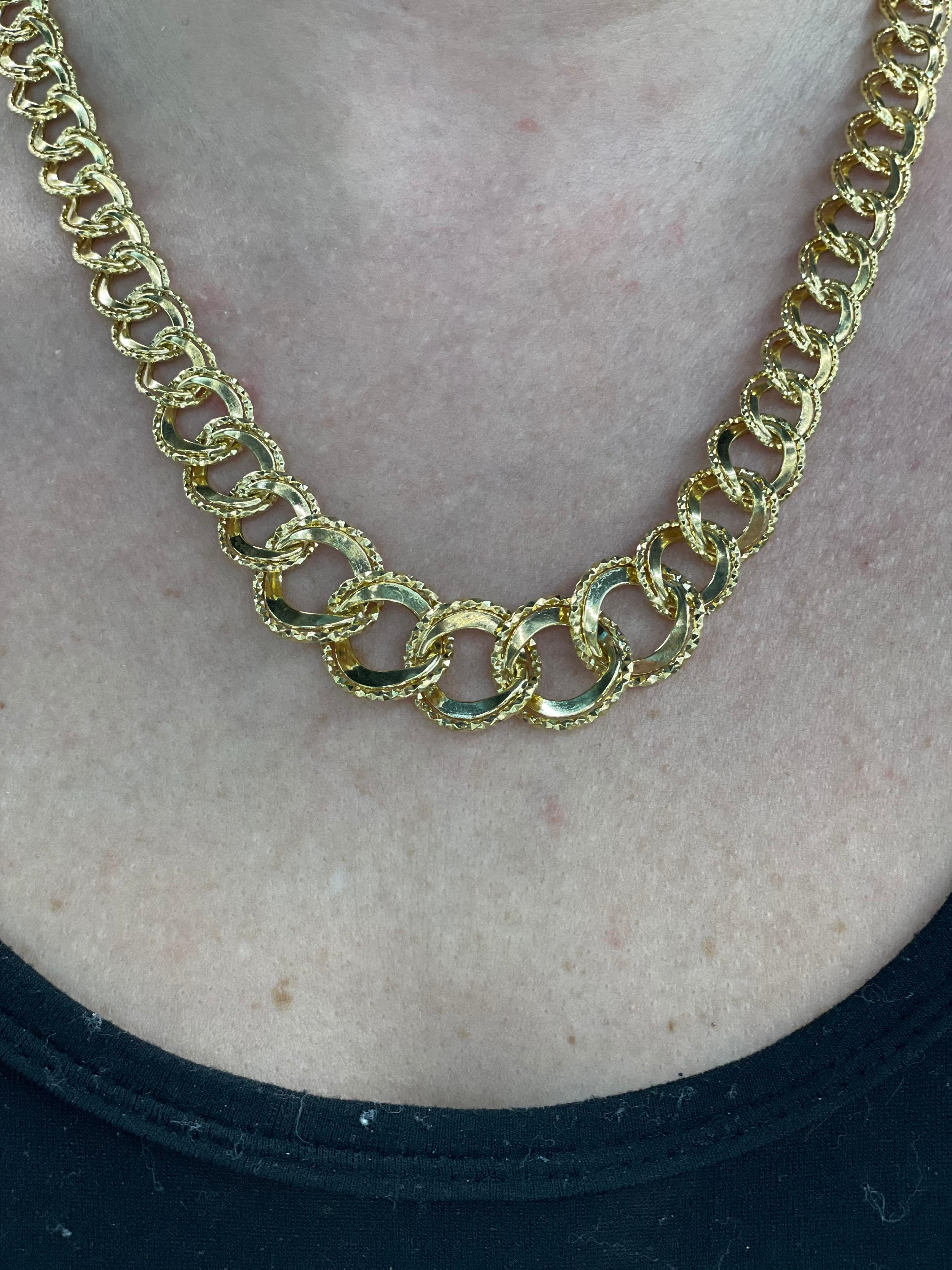 14 Karat Yellow Gold Graduated Link Necklace 13.6 Grams In Excellent Condition For Sale In New York, NY