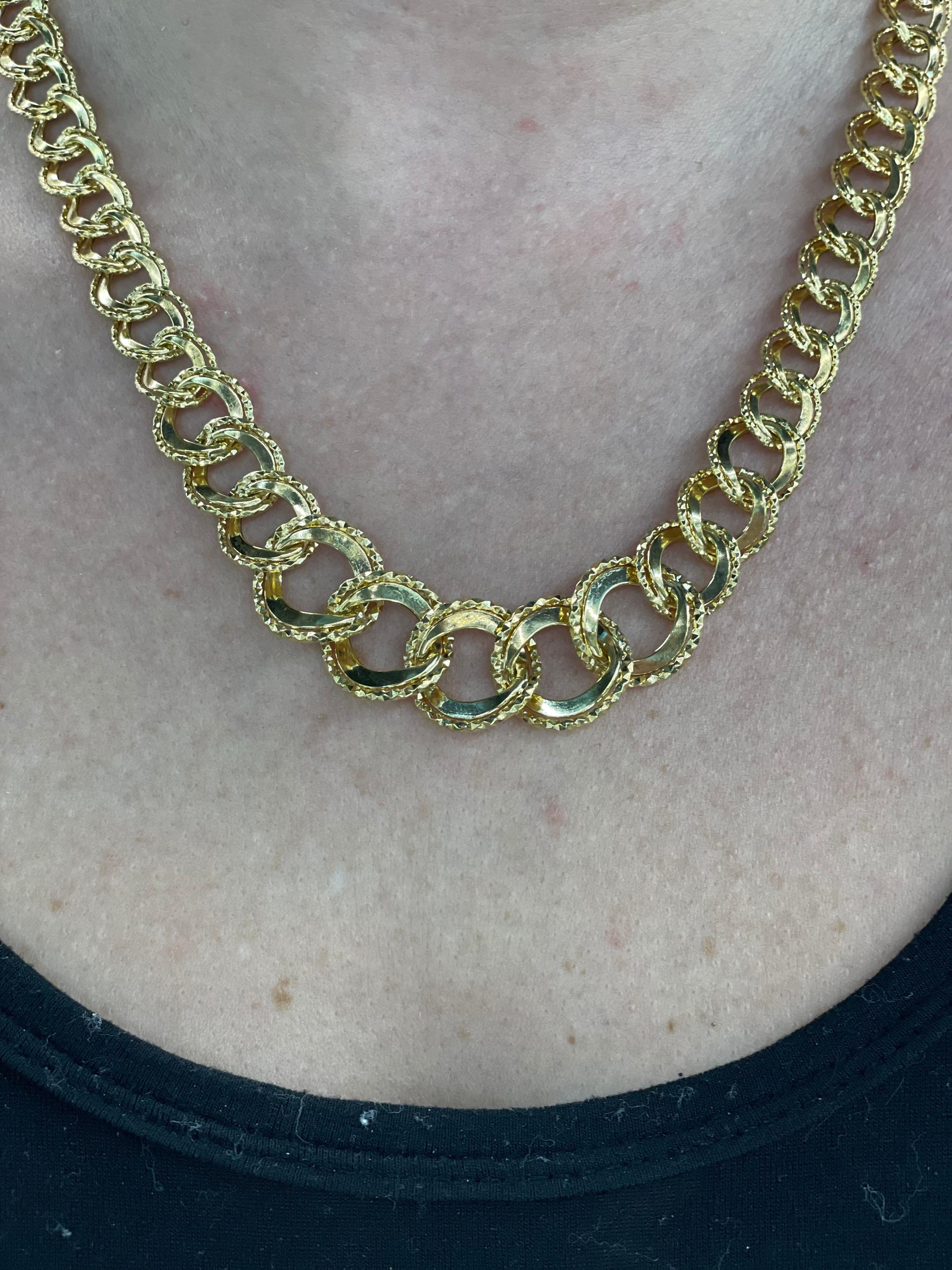 14 Karat Yellow Gold Graduated Hammered & Polished Link Necklace 13.6 Grams In Excellent Condition For Sale In New York, NY