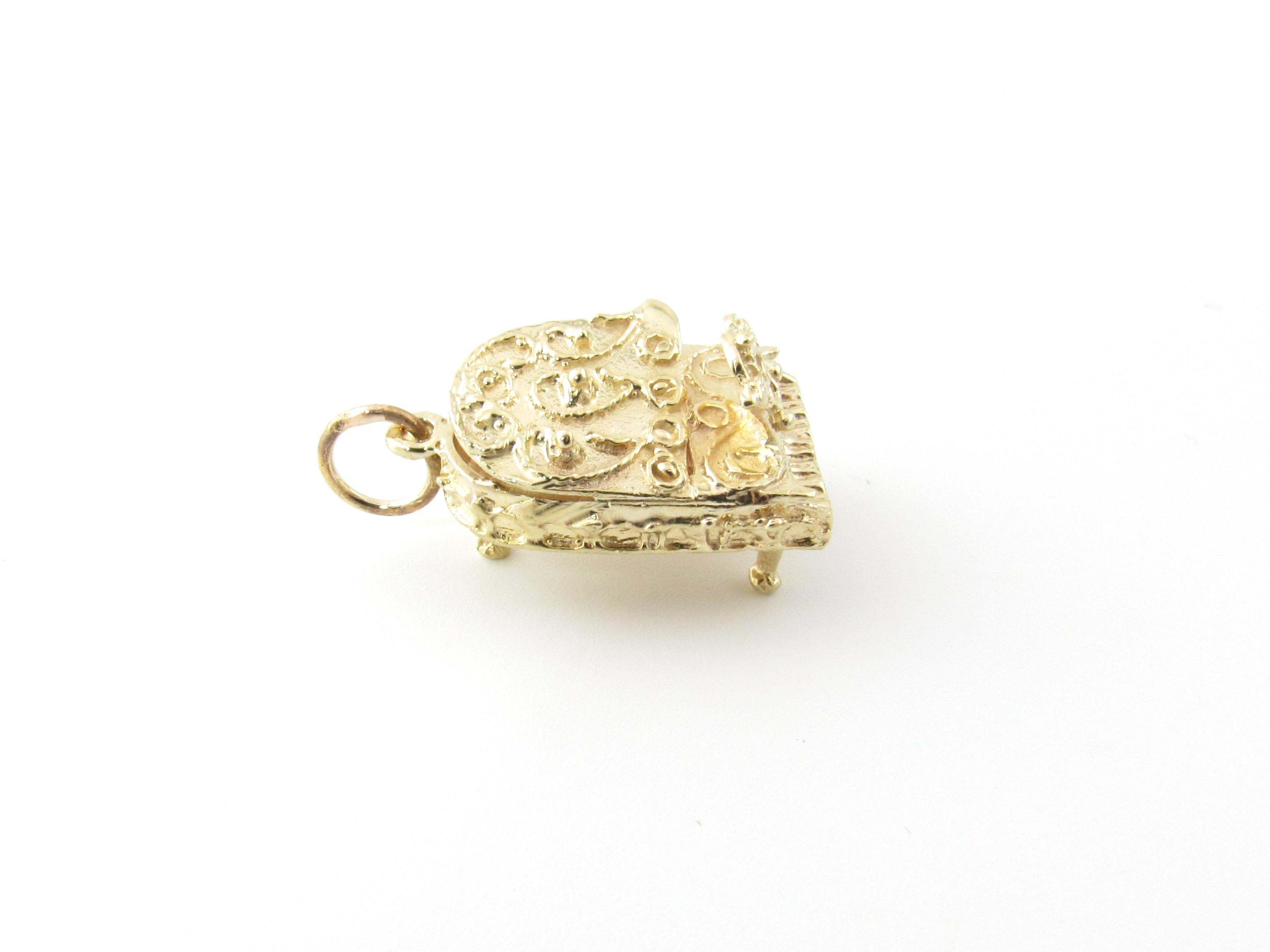 Vintage 14 Karat Yellow Gold Grand Piano Charm

Perfect gift for the musician in your life!

This lovely 3D charm features a miniature grand piano exquisitely detailed in 14K yellow gold.

Size: 23 mm x 15 mm (actual charm)

Weight: 3.1 dwt. / 4.9