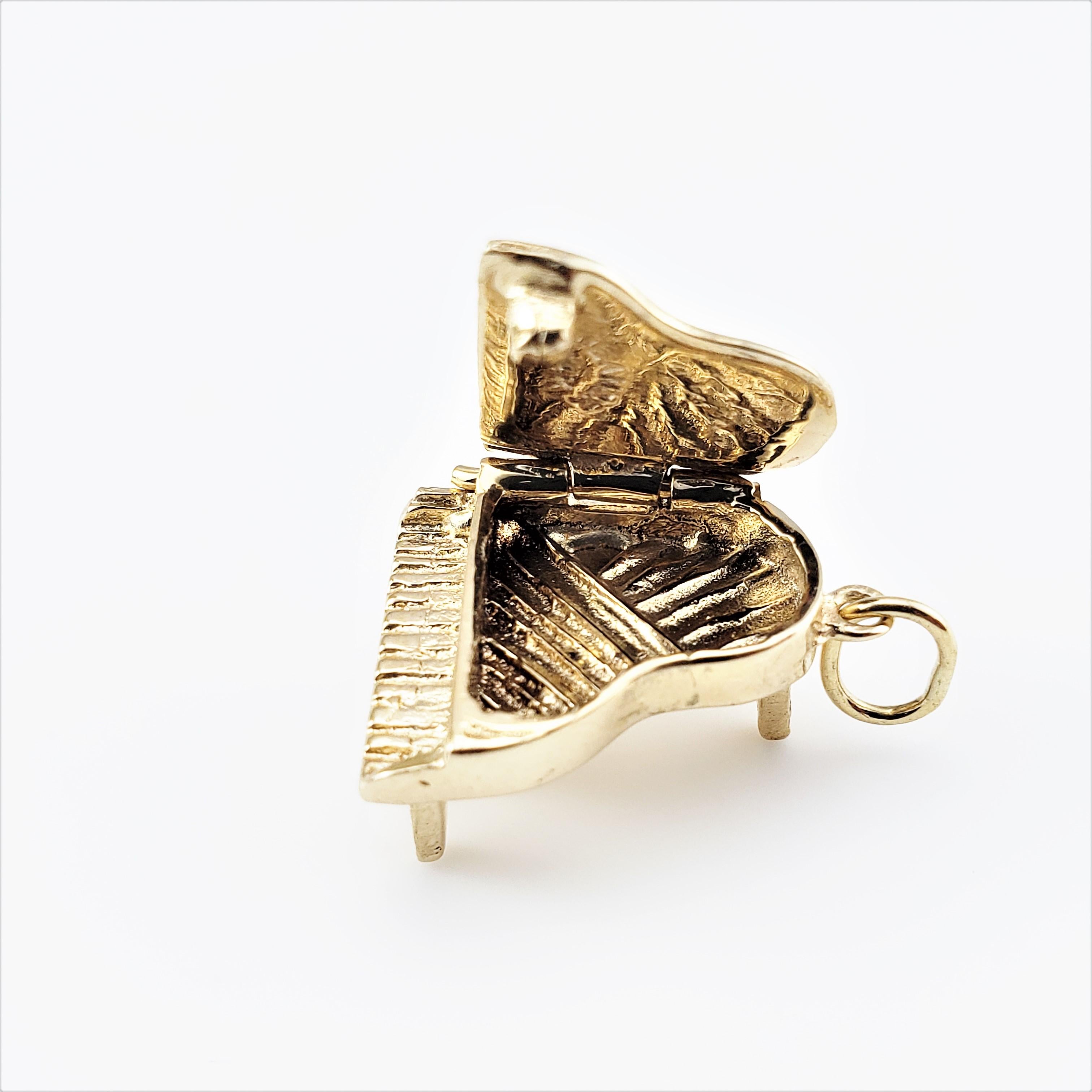 14 Karat Yellow Gold Grand Piano Charm-

Perfect gift for the music lover!

This lovely 3D charm features a miniature piano with hinged lid that opens to reveal its strings.  Meticulously detailed in 14K yellow gold.

*Chain not included

Size:  17