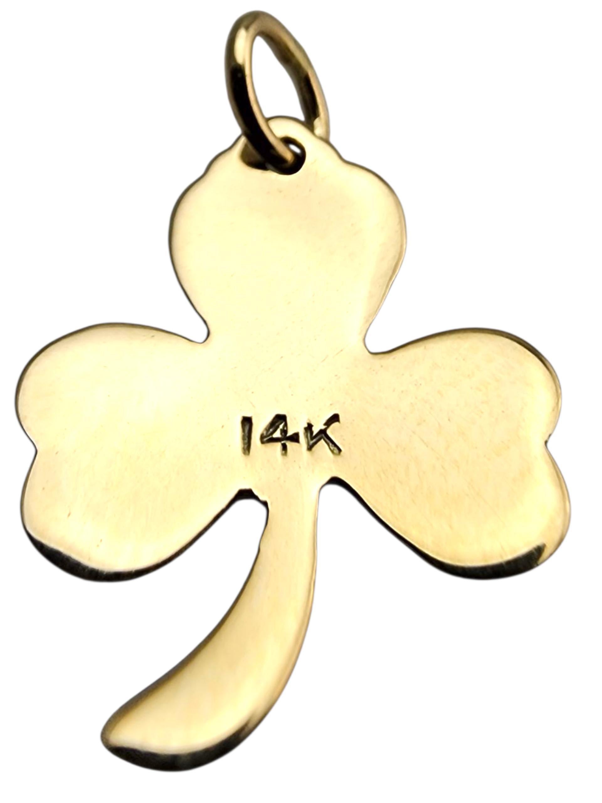 Contemporaneo Ciondolo a forma di trifoglio in oro giallo 14 carati con smalto verde #23928 in vendita