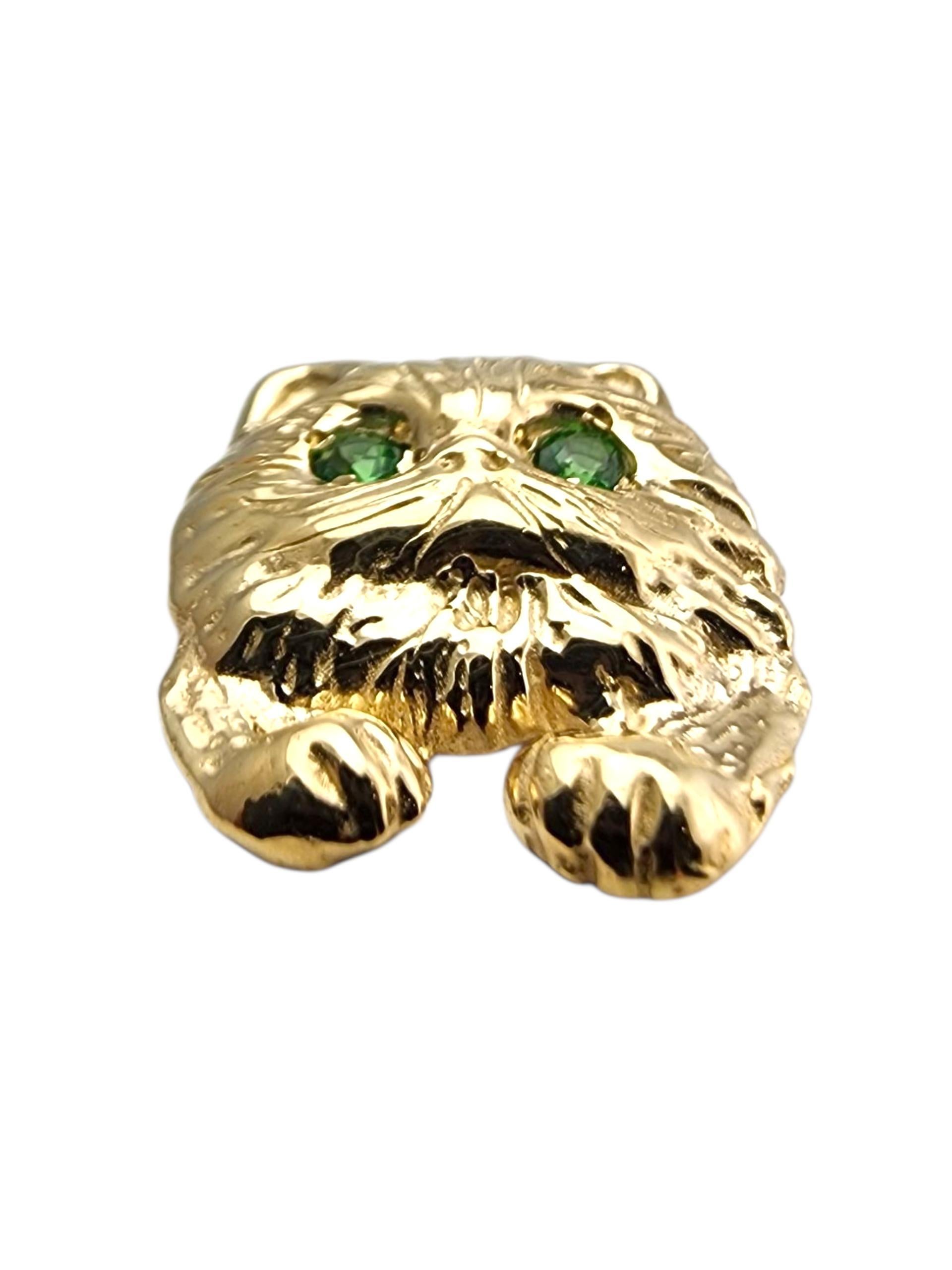 Pendentif en or jaune 14 carats chat aux yeux verts #23579 en vente 1