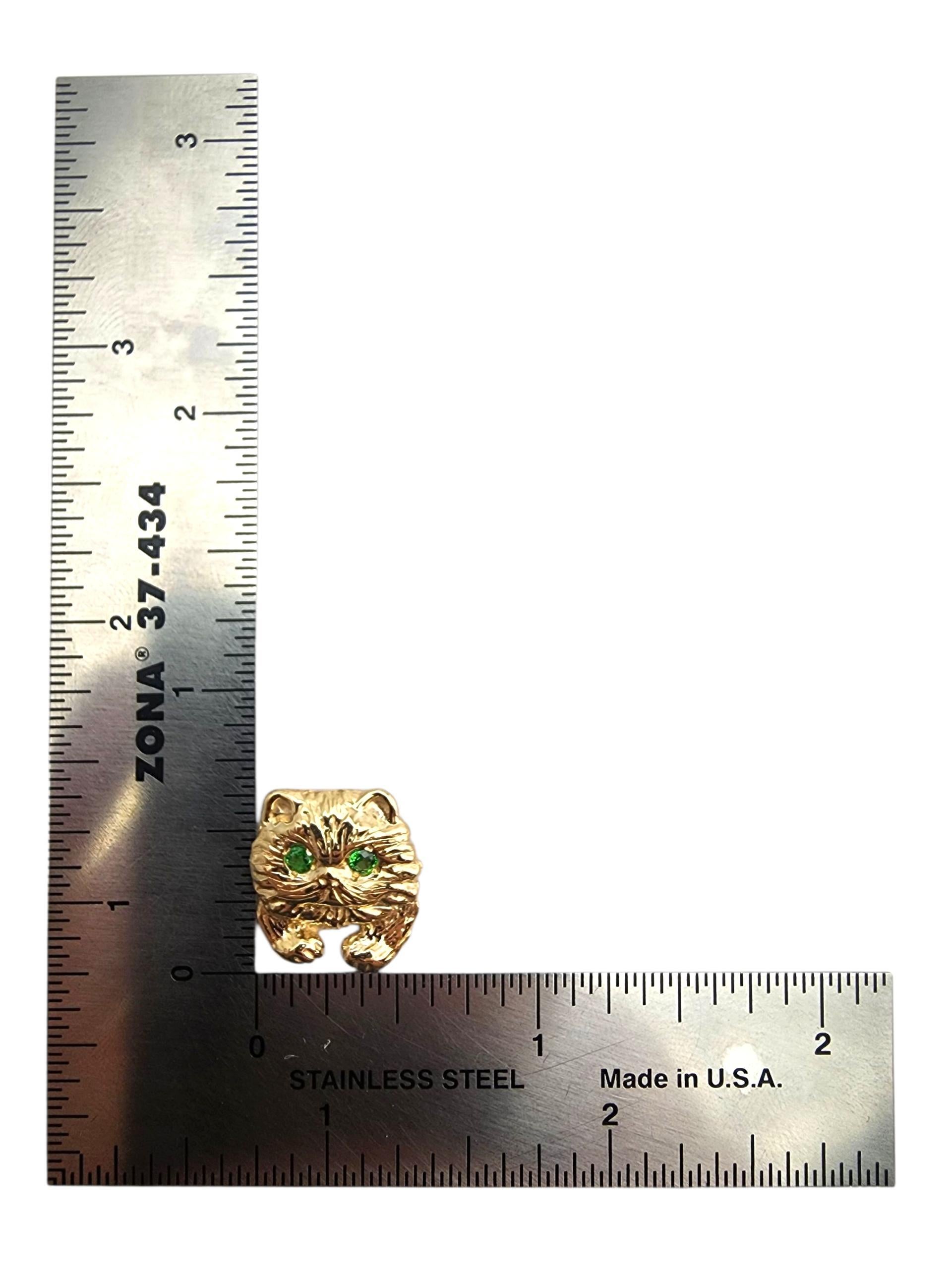 Pendentif en or jaune 14 carats chat aux yeux verts #23579 en vente 2