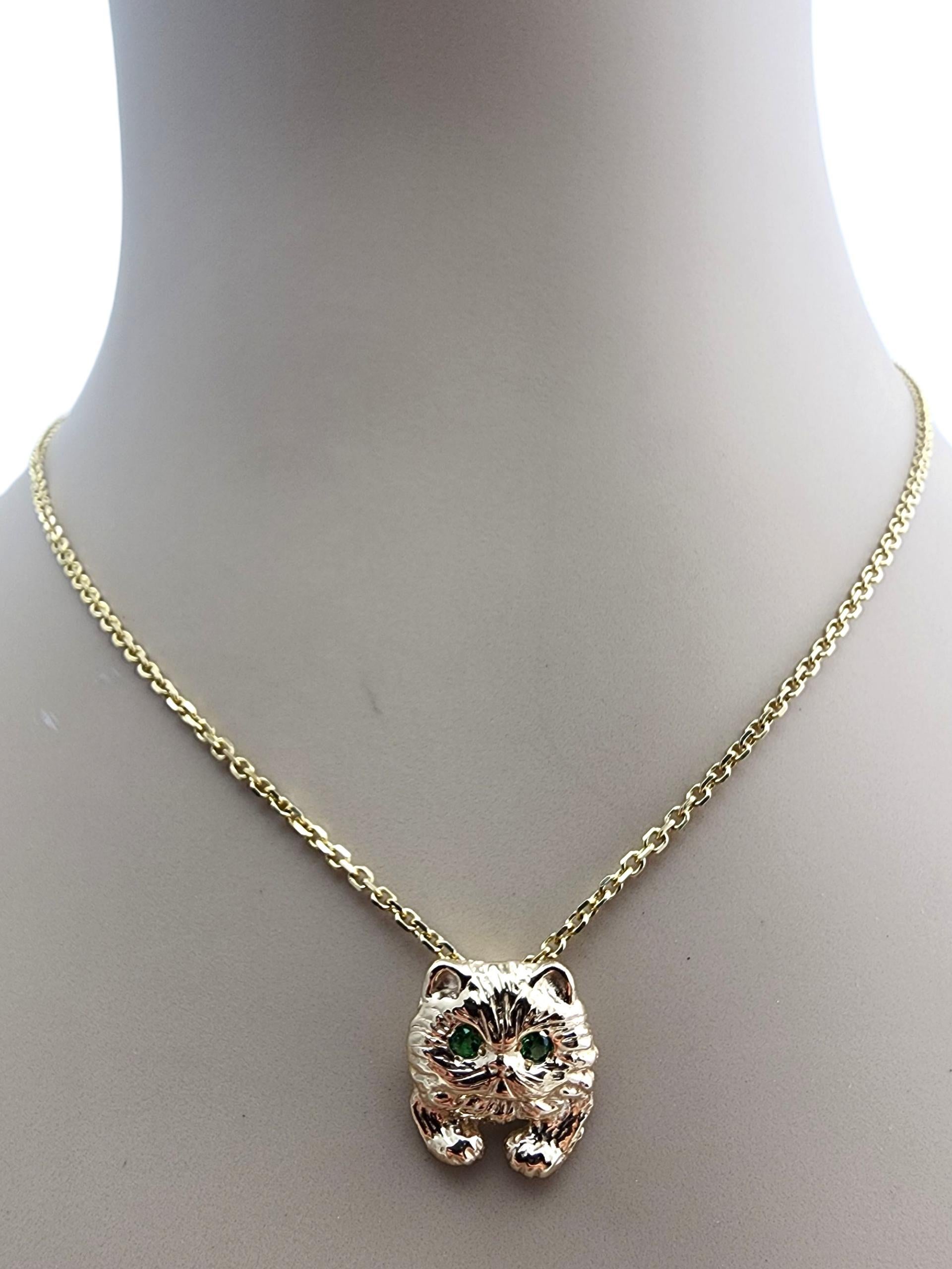 Pendentif en or jaune 14 carats chat aux yeux verts #23579 en vente 3