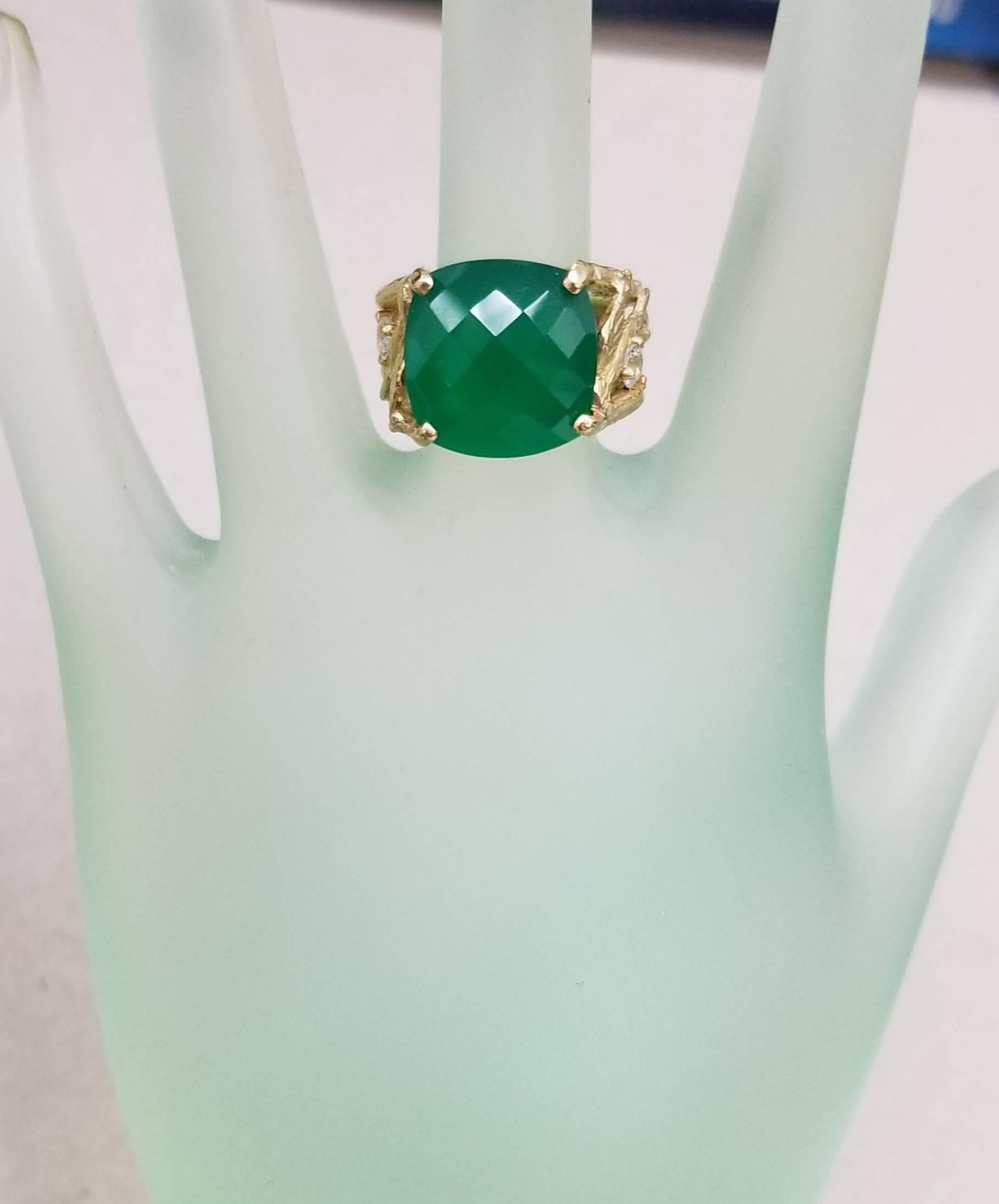 14 Karat Yellow Gold Green Onyx and White Sapphire Bark Ring In New Condition In Los Angeles, CA