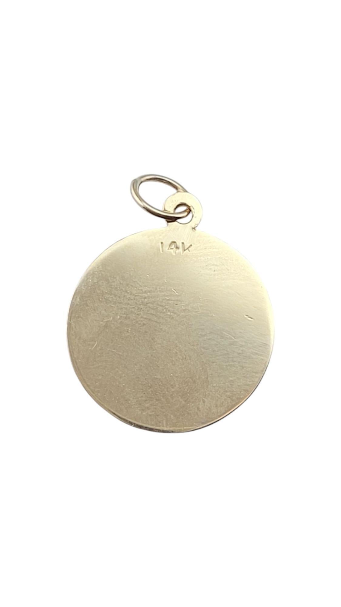 Pendentif en or jaune 14K avec trèfle vert

Apportez une touche de chance et de charme avec ce pendentif Shamrock en or jaune 14K ! Symbole intemporel de bonne fortune, de foi et de prospérité, cette pièce magnifiquement fabriquée ajoute un éclat