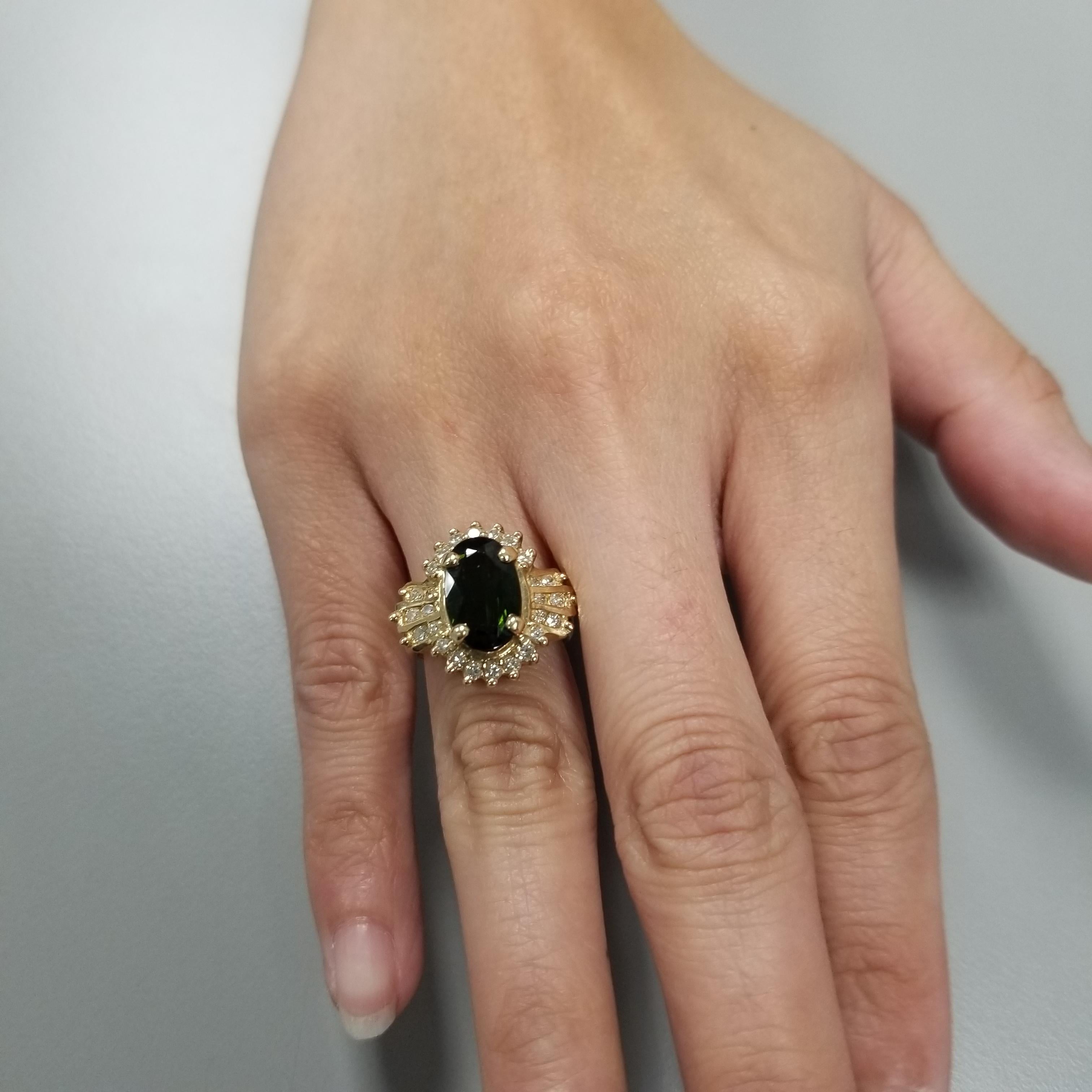 Ring aus 14 Karat Gelbgold mit grünem Turmalin und Diamant im Angebot 3