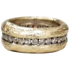Alianza de oro amarillo de 14 quilates con corteza y diamantes Gresha Signature