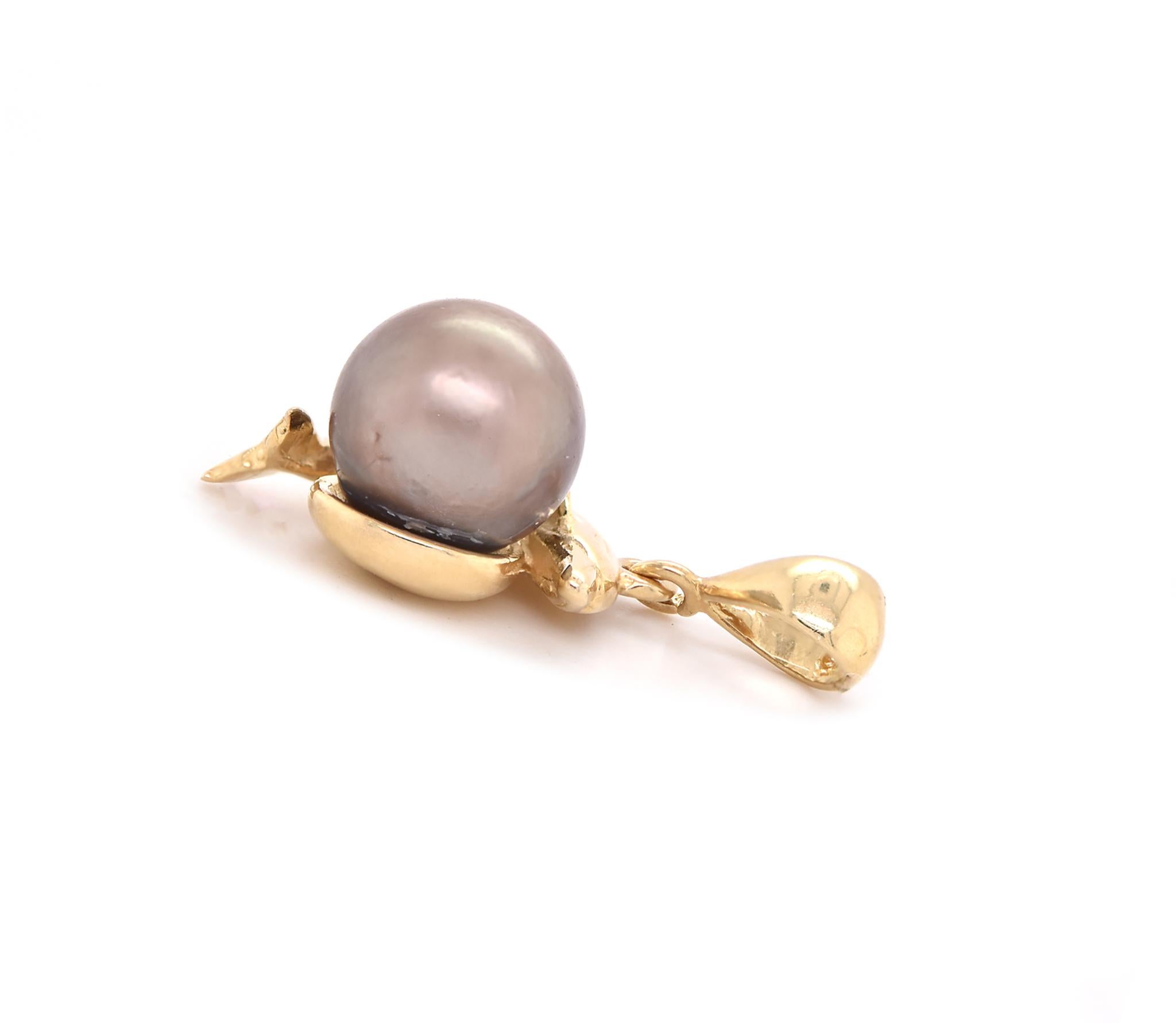 14 Karat Yellow Gold Grey Pearl Dolphin Pendant In Excellent Condition For Sale In Scottsdale, AZ