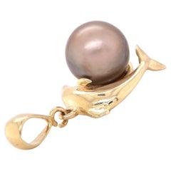 14 Karat Yellow Gold Grey Pearl Dolphin Pendant