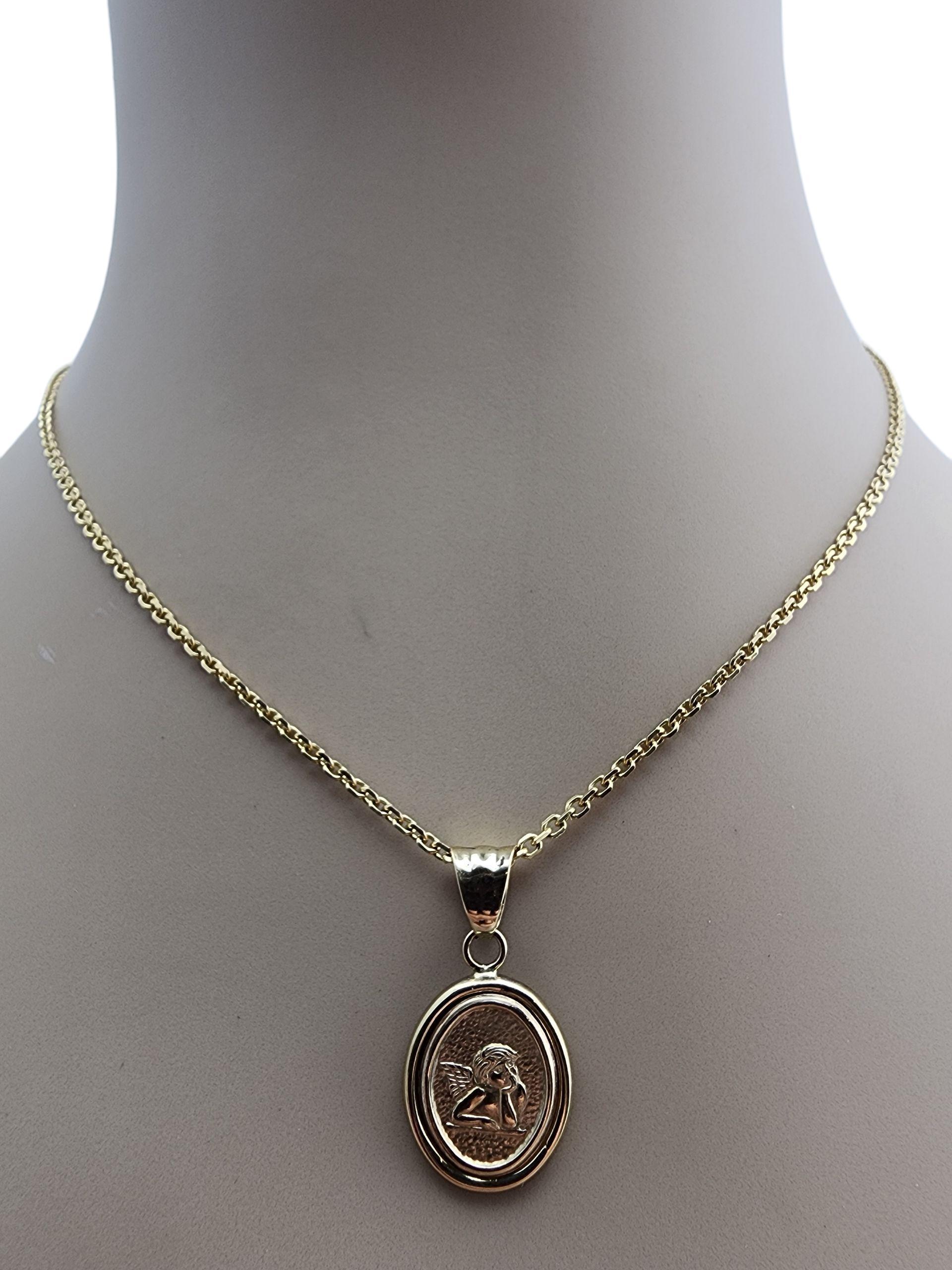 Ciondolo Angelo Custode in oro giallo 14 carati.

Questo charme di angelo custode in oro giallo 14 carati presenta un disegno ben dettagliato che simboleggia protezione, guida e fede. La sua finitura lucida gli conferisce una luce radiosa,