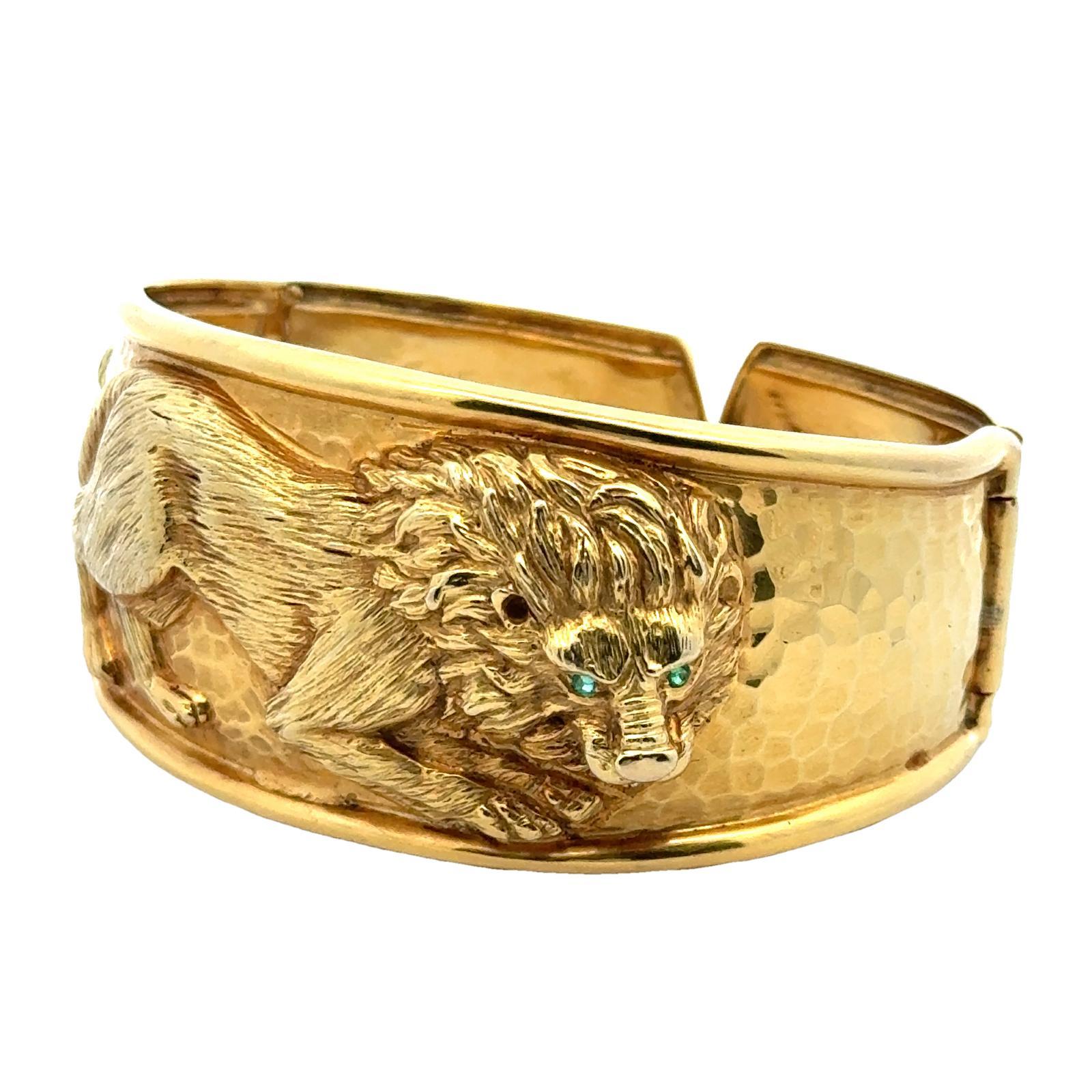Modern 14 Karat Yellow Gold Hammered Finish Lion Bangle Bracelet Emerald Eyes