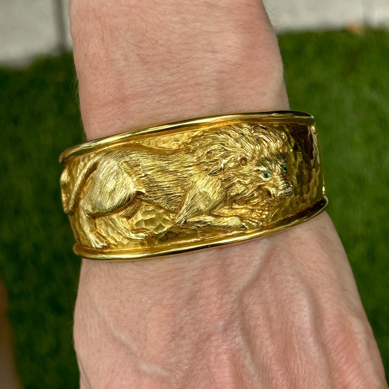 Round Cut 14 Karat Yellow Gold Hammered Finish Lion Bangle Bracelet Emerald Eyes