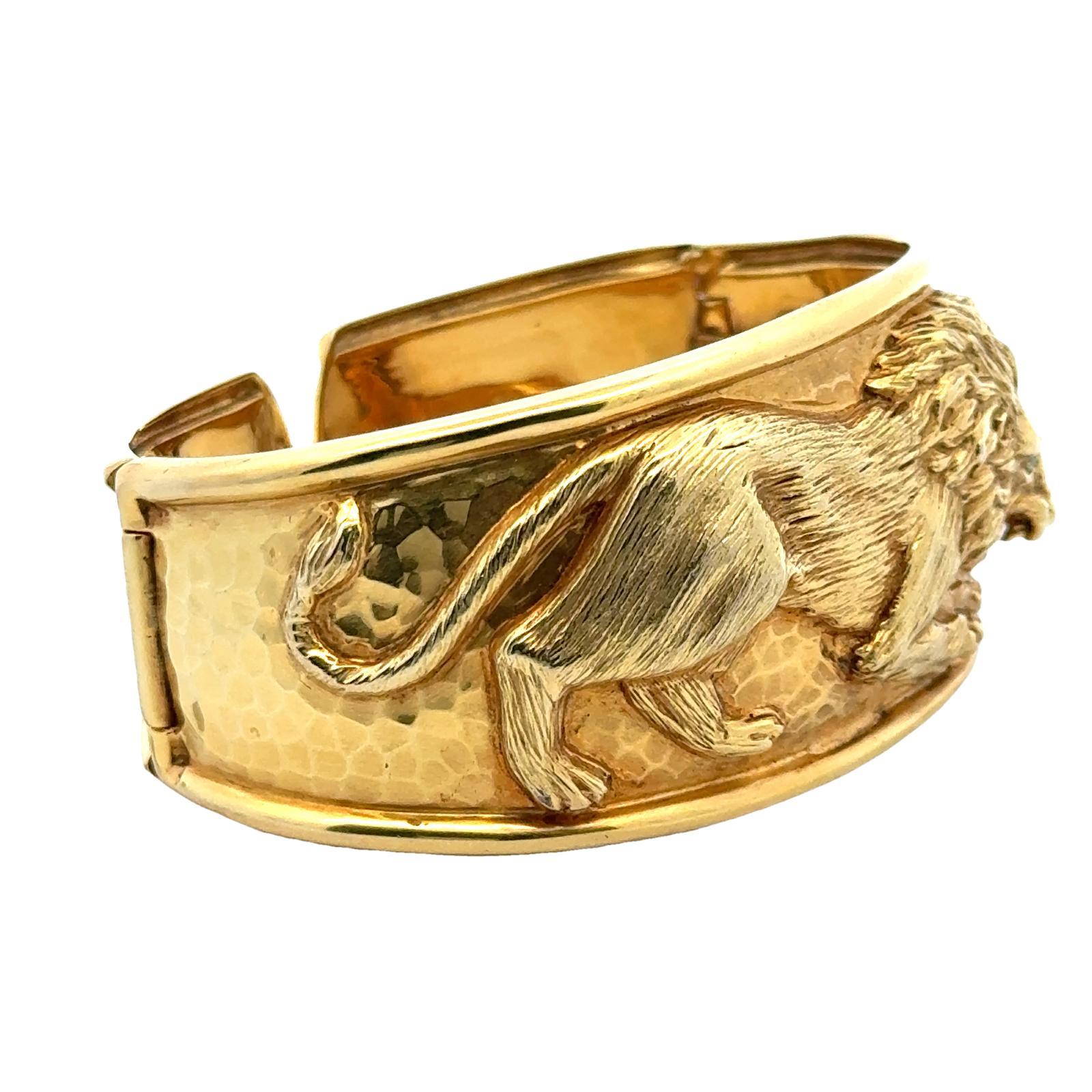 14 Karat Yellow Gold Hammered Finish Lion Bangle Bracelet Emerald Eyes In Excellent Condition In Boca Raton, FL