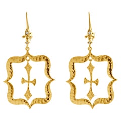 Boucles d'oreilles pendantes Fluer de Lis croix martelée en or jaune 14 carats 