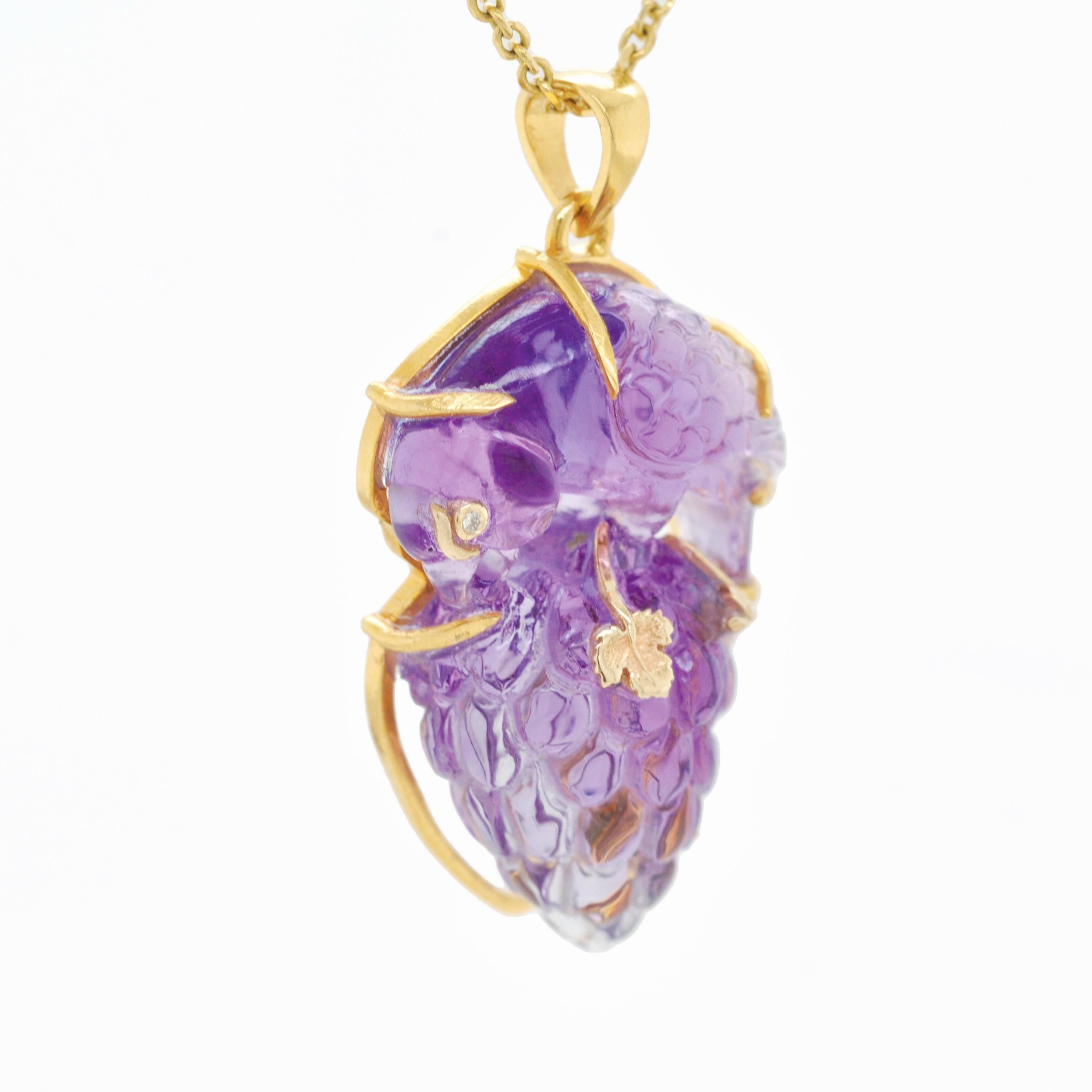 14 Karat Yellow Gold Hand-Carved Amethyst Bird Diamond Pendant Necklace In New Condition For Sale In Jaipur, Rajasthan
