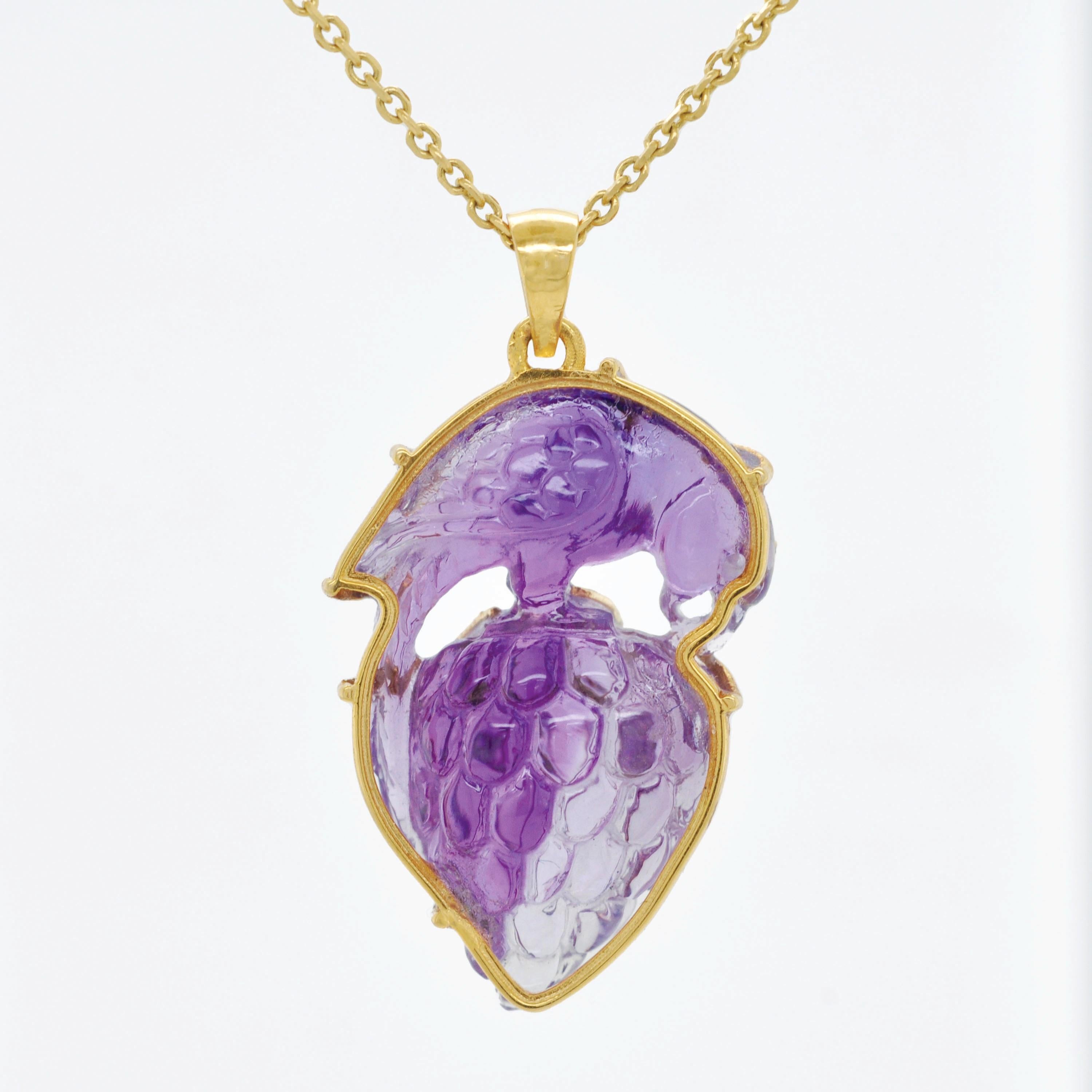 14 Karat Yellow Gold Hand-Carved Amethyst Bird Diamond Pendant Necklace For Sale 1