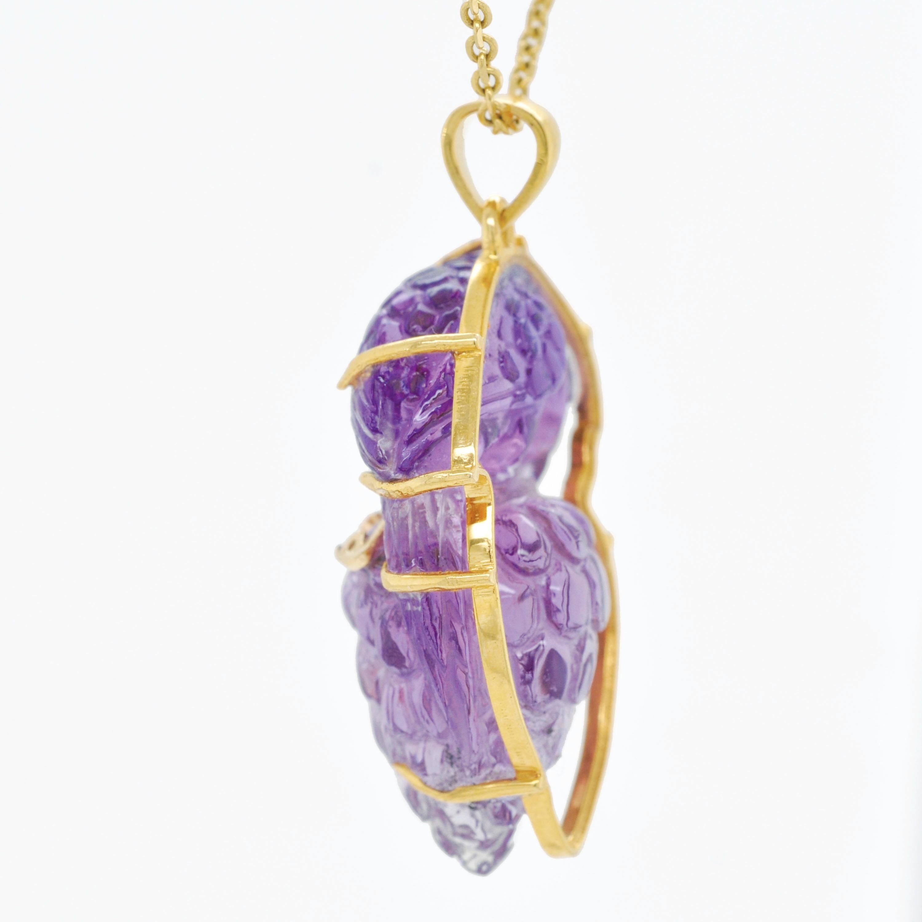 14 Karat Yellow Gold Hand-Carved Amethyst Bird Diamond Pendant Necklace For Sale 2