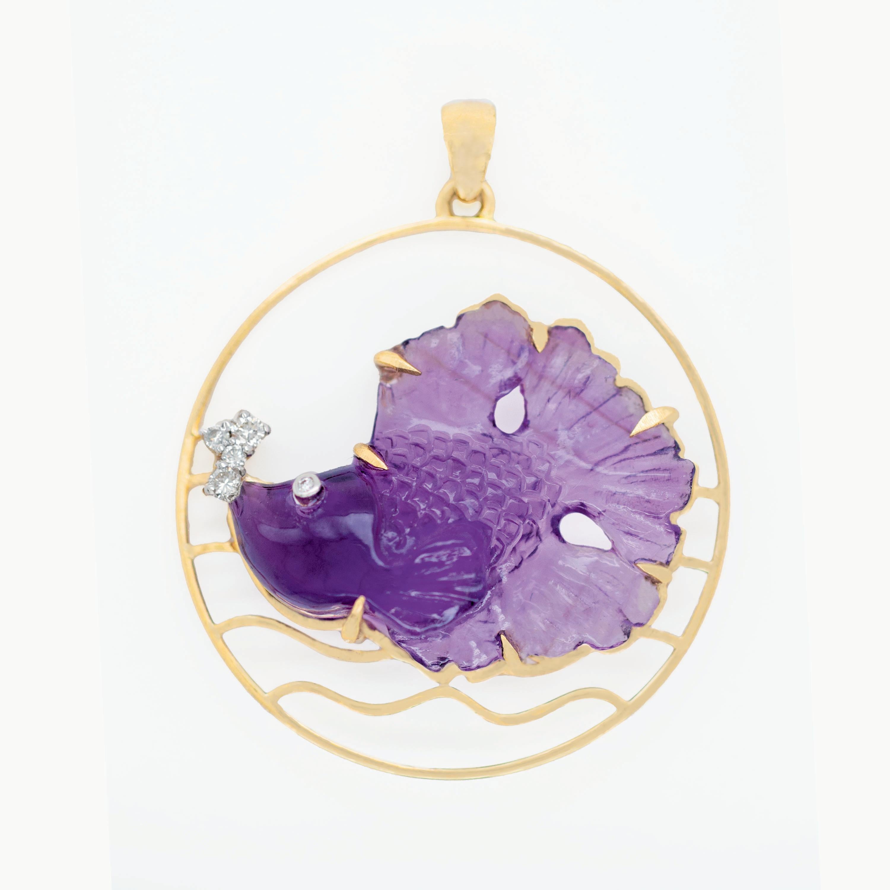 14 Karat Yellow Gold Hand-Carved Amethyst Fish Diamond Pendant Necklace In New Condition For Sale In Jaipur, Rajasthan