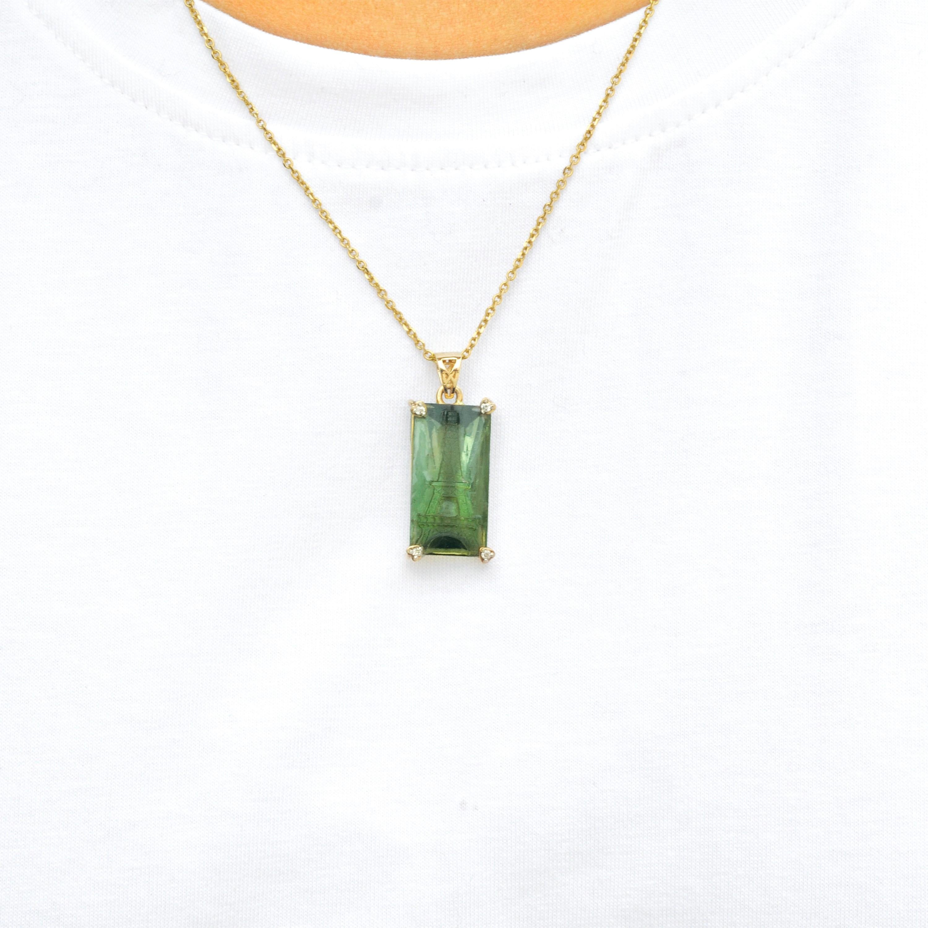 Questo ciondolo mozzafiato in oro giallo 14 carati è un capolavoro di artigianato, che celebra la bellezza iconica della Torre Eiffel con un tocco unico ed elegante. Al centro di questo ciondolo c'è una vibrante gemma di tormalina verde del peso di