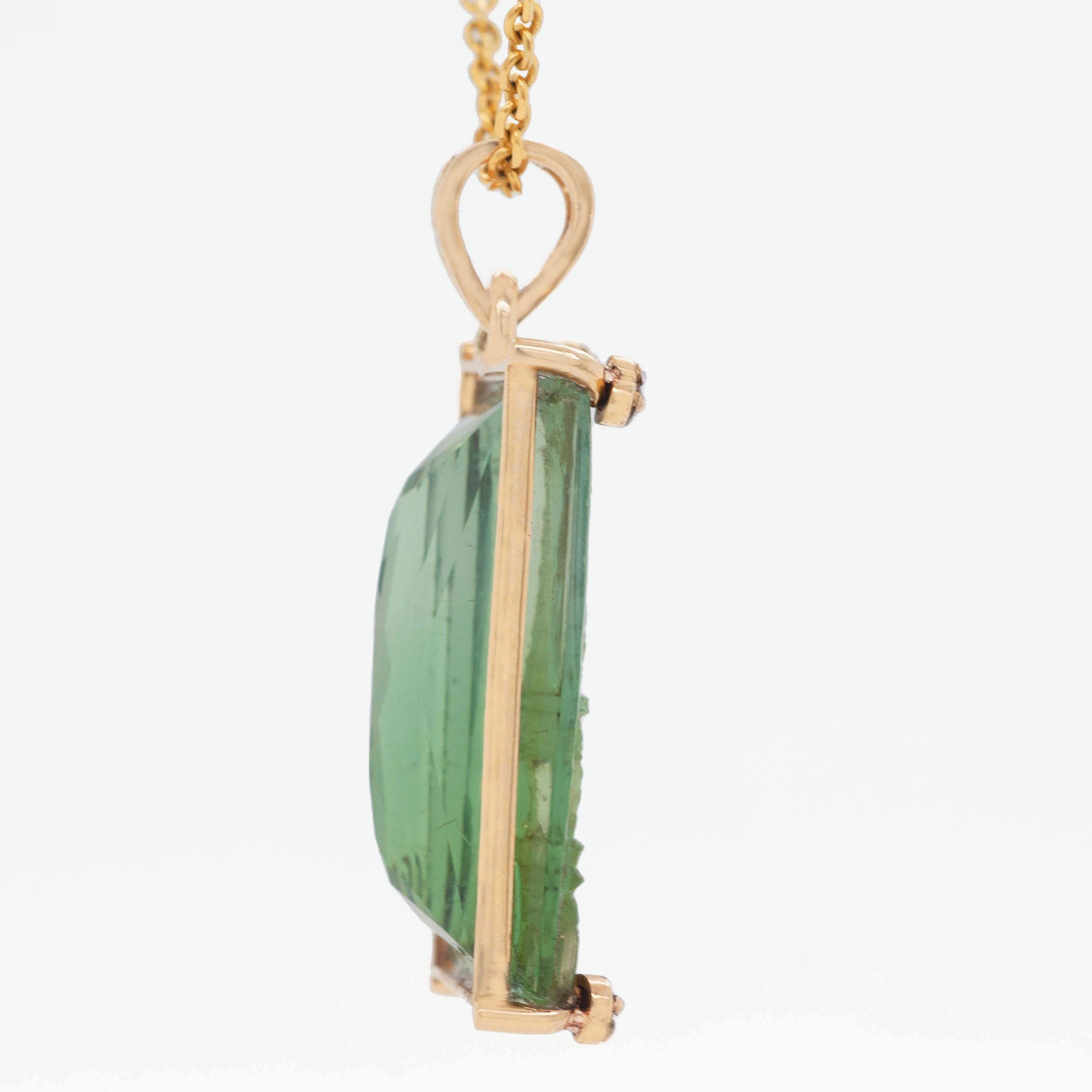 Ciondolo in oro giallo 14 carati scolpito a mano con tormalina verde e diamante della Torre Eiffel in vendita 3