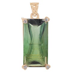 Colgante de oro amarillo de 14 quilates tallado a mano con diamantes y turmalina verde de la Torre Eiffel