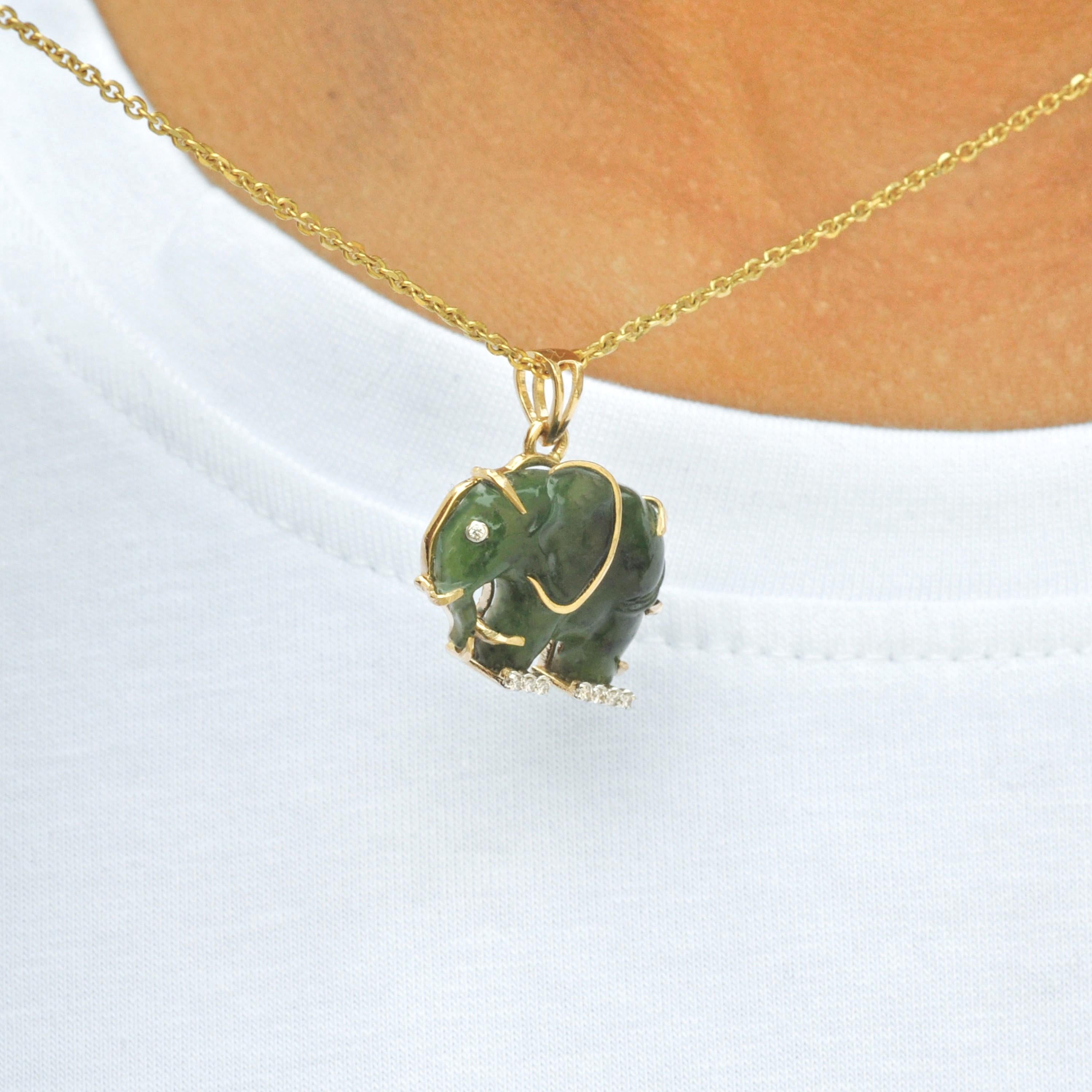 Collier pendentif éléphant en or jaune 14 carats, sculpté à la main, en jade néphrite et diamant en vente 4