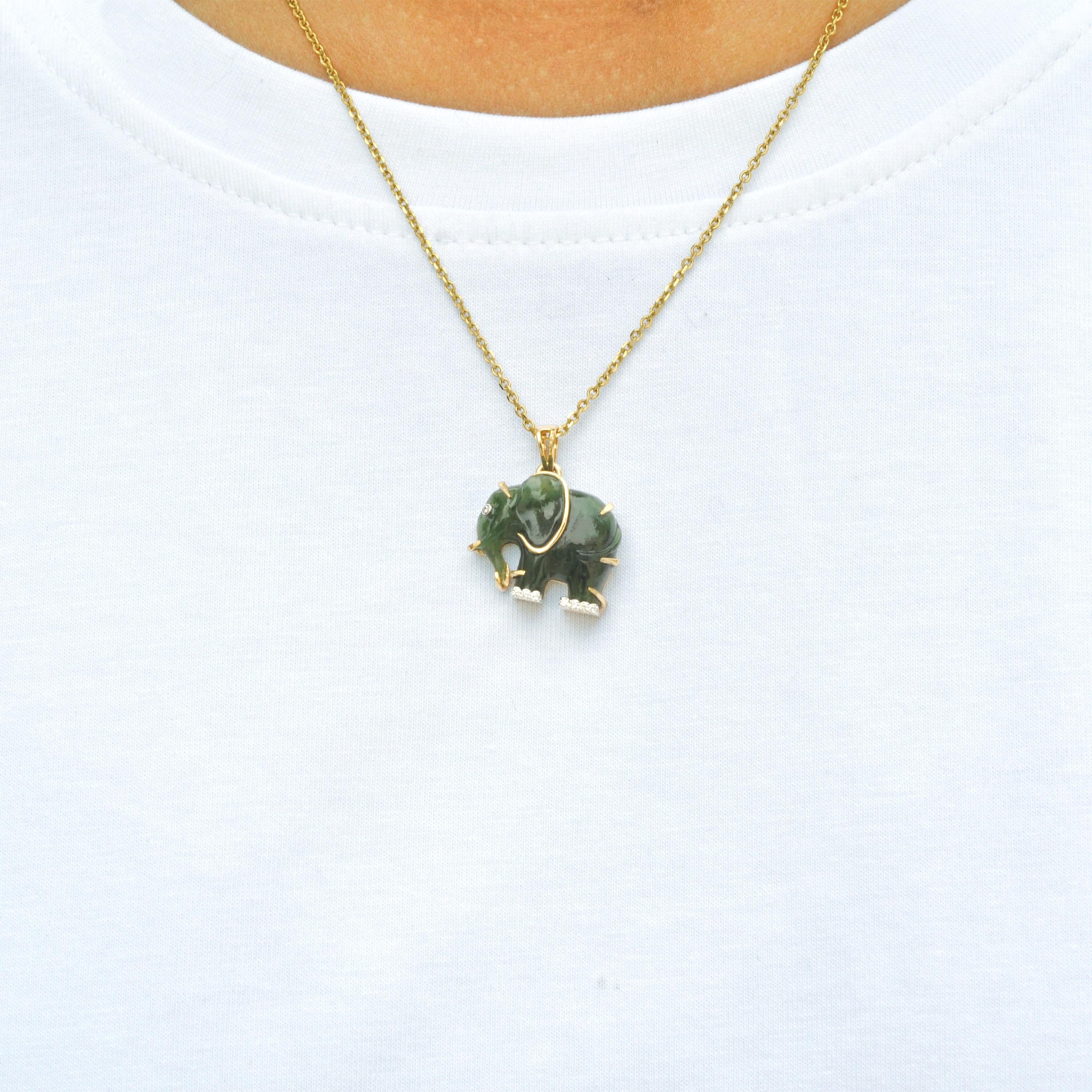 Ce collier exquis en or jaune 14 carats, inspiré par la grâce et le symbolisme de l'éléphant, est un remarquable témoignage de l'art de la haute joaillerie. La pièce maîtresse de ce design unique est une pierre précieuse en jade néphrite pesant