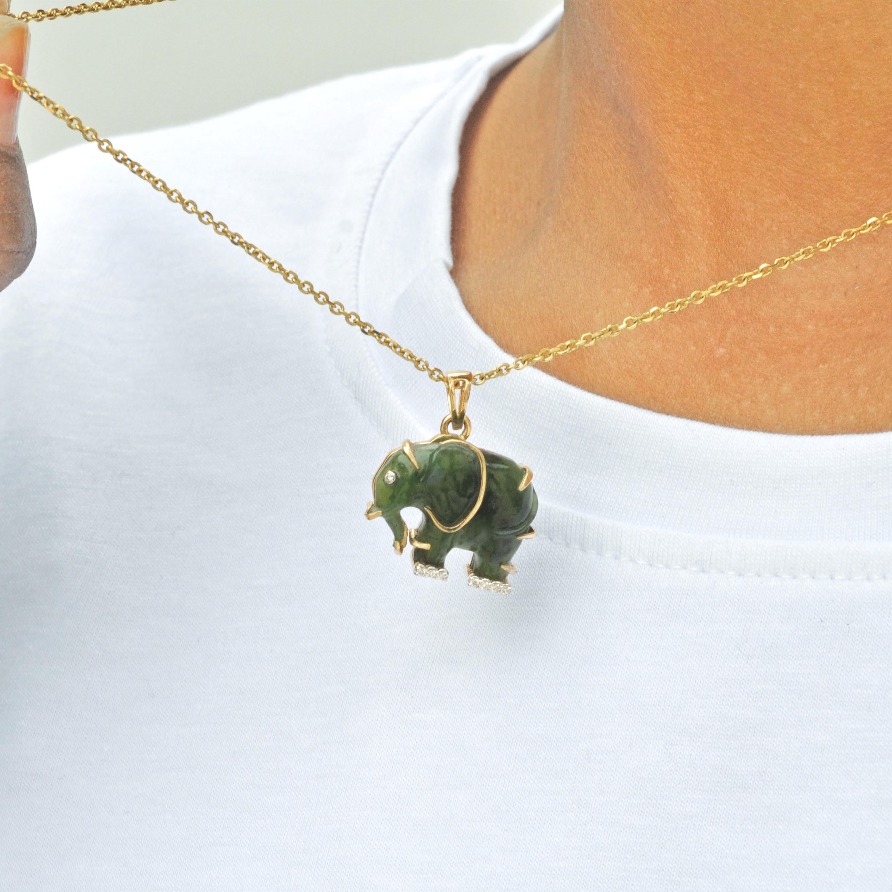 Contemporain Collier pendentif éléphant en or jaune 14 carats, sculpté à la main, en jade néphrite et diamant en vente