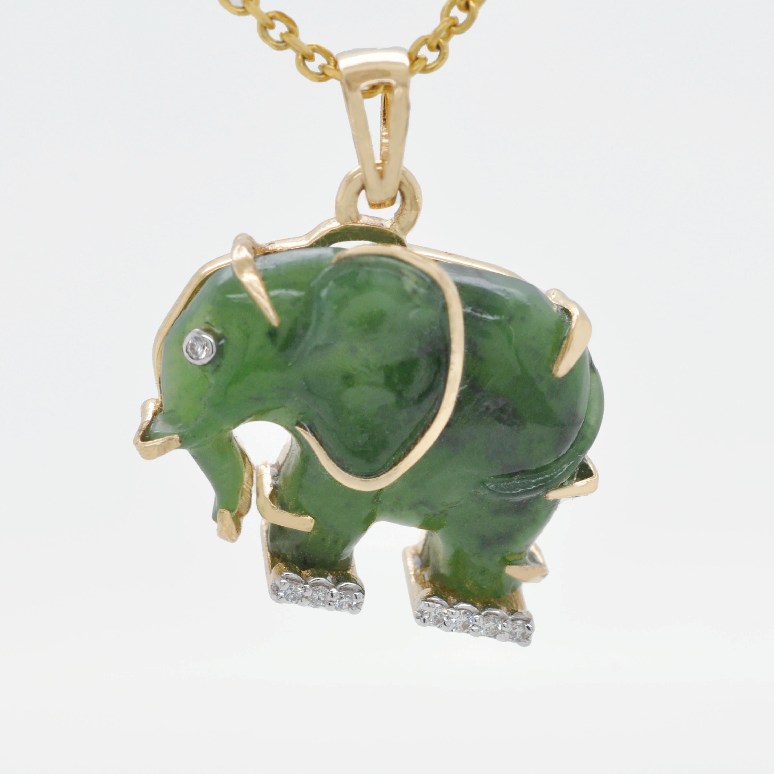 Collier pendentif éléphant en or jaune 14 carats, sculpté à la main, en jade néphrite et diamant Unisexe en vente