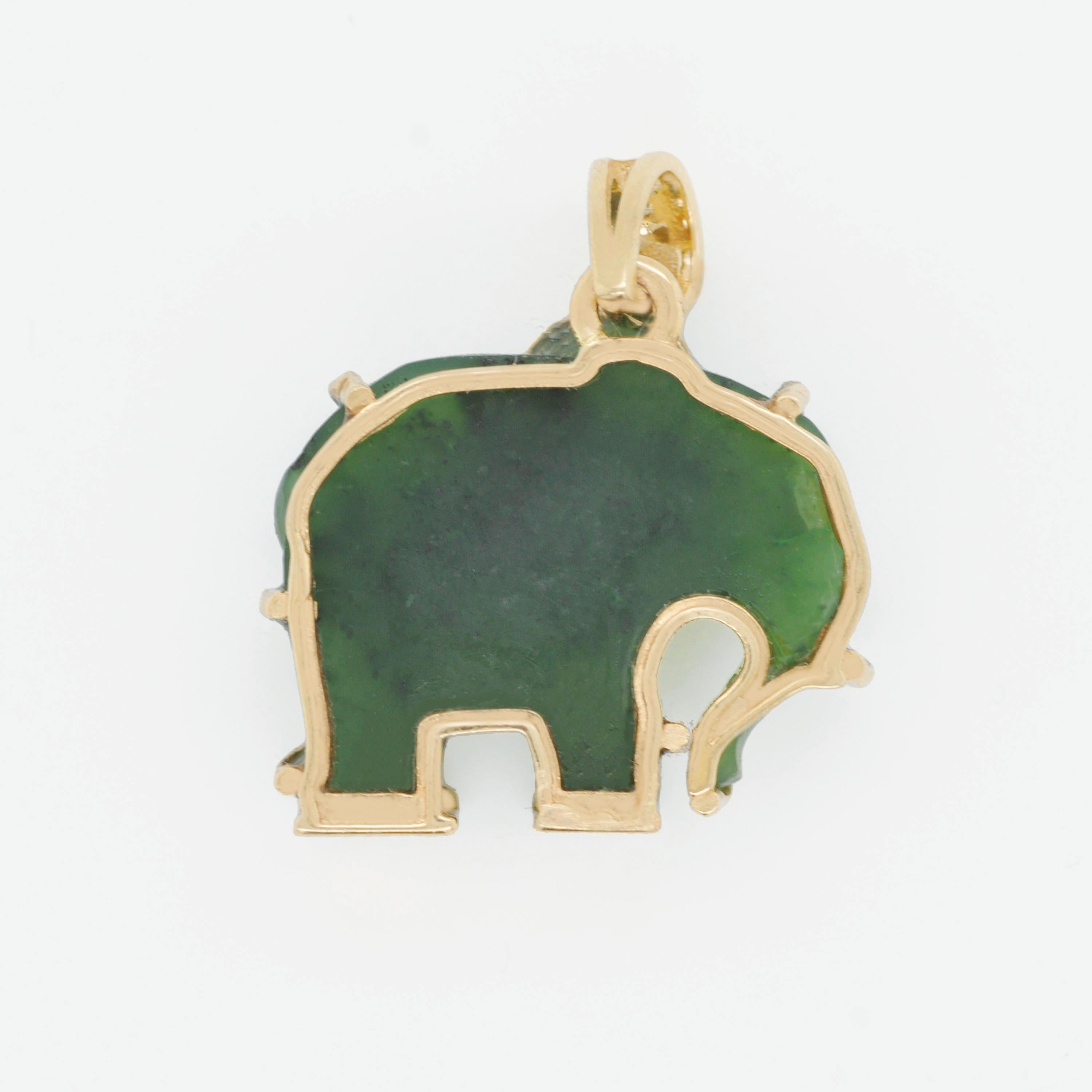 Collier pendentif éléphant en or jaune 14 carats, sculpté à la main, en jade néphrite et diamant en vente 1