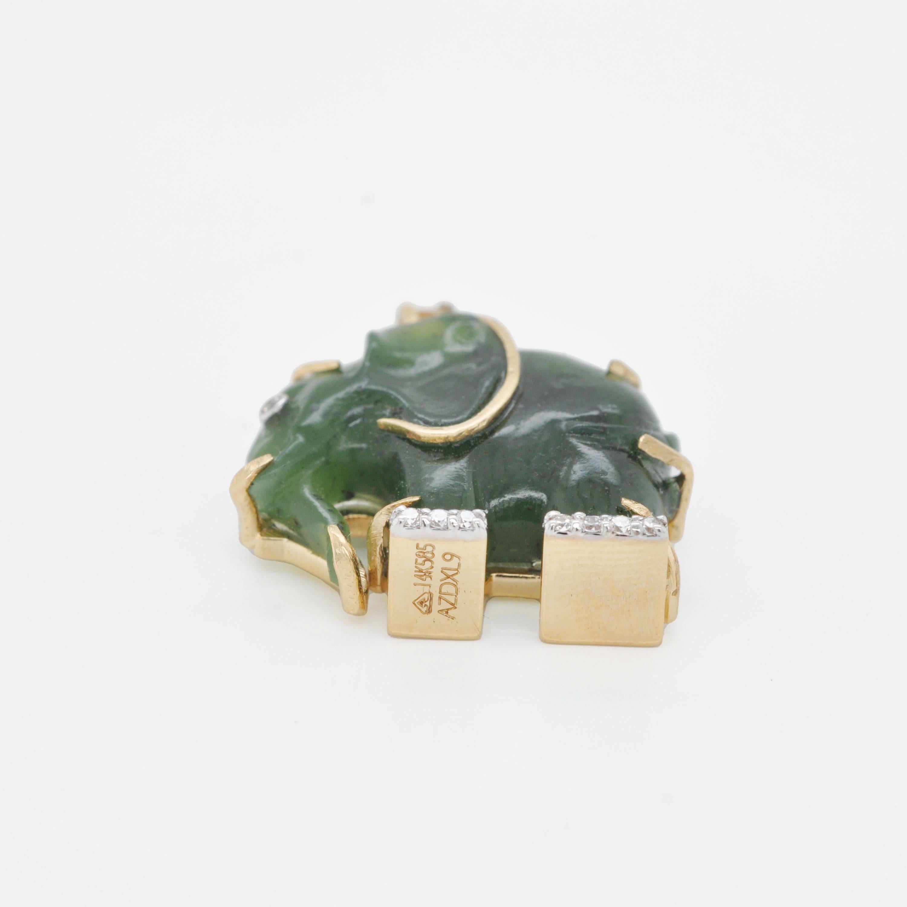 Collier pendentif éléphant en or jaune 14 carats, sculpté à la main, en jade néphrite et diamant en vente 3