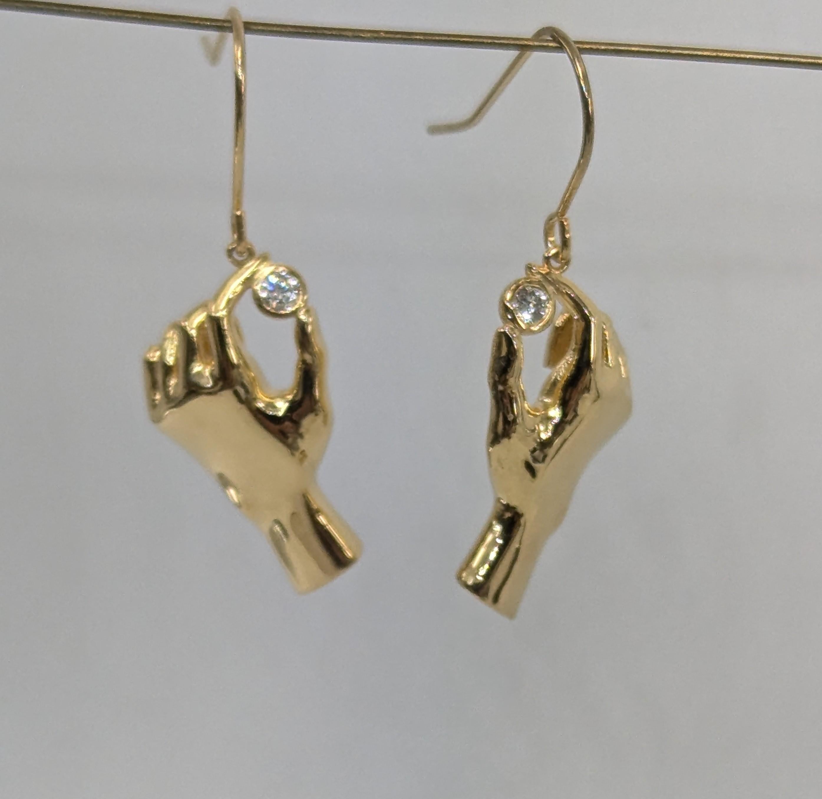 14 Karat Gelbgold Ohrringe mit Händen, die Diamanten halten (Zeitgenössisch) im Angebot