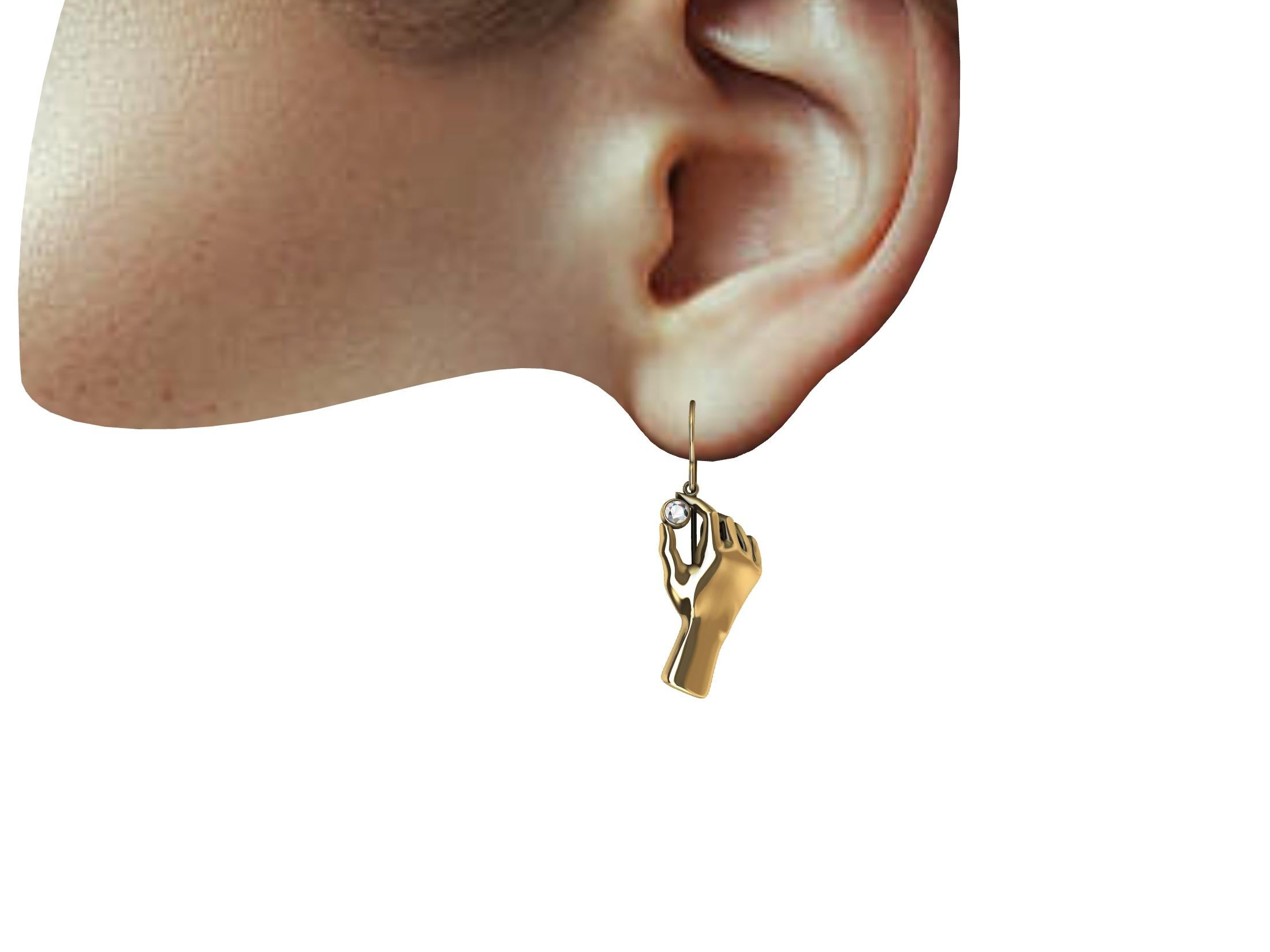14 Karat Gelbgold Ohrringe mit Händen, die Diamanten halten im Zustand „Neu“ im Angebot in New York, NY