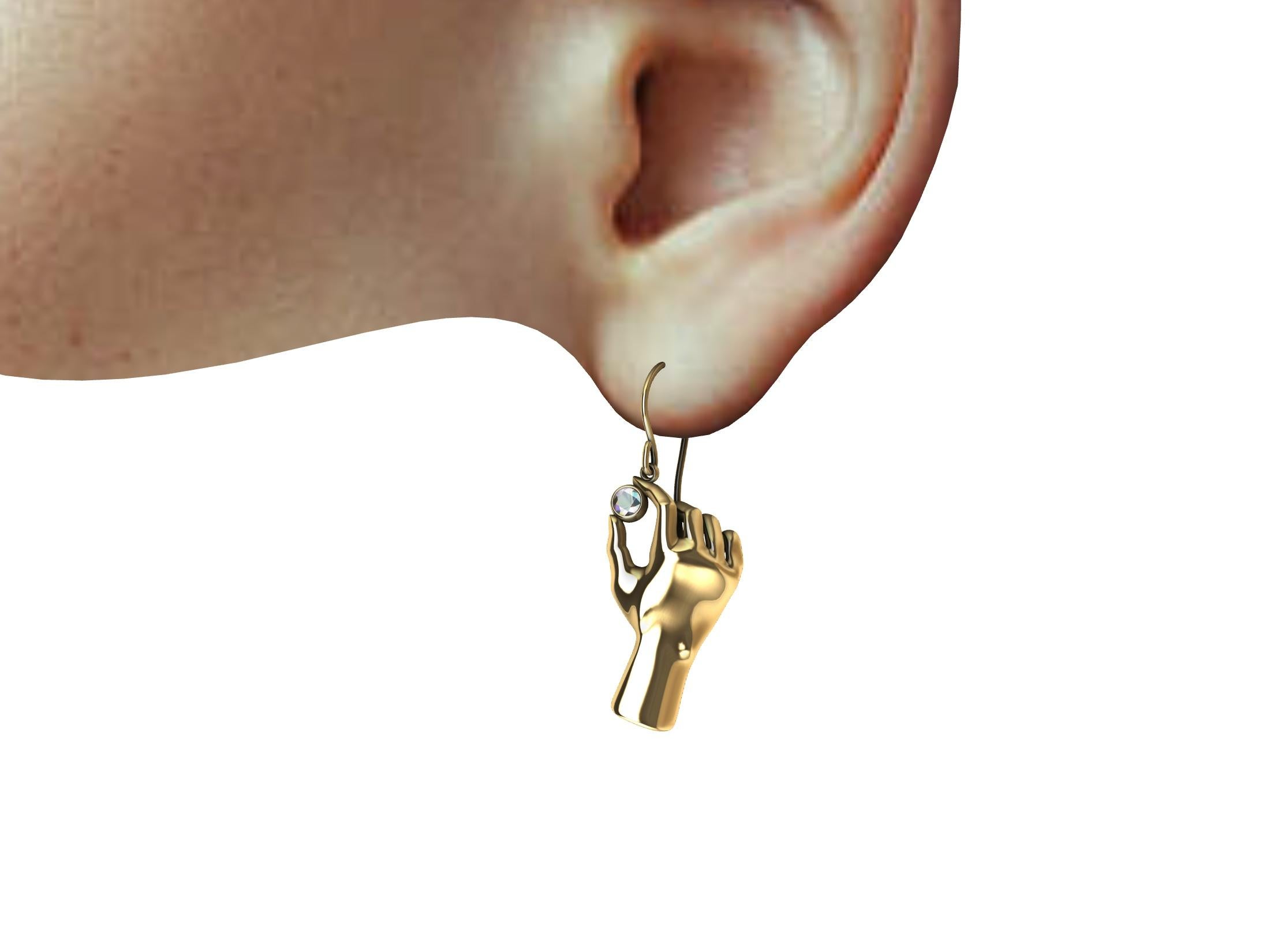 14 Karat Gelbgold Ohrringe mit Händen, die Diamanten halten Damen im Angebot