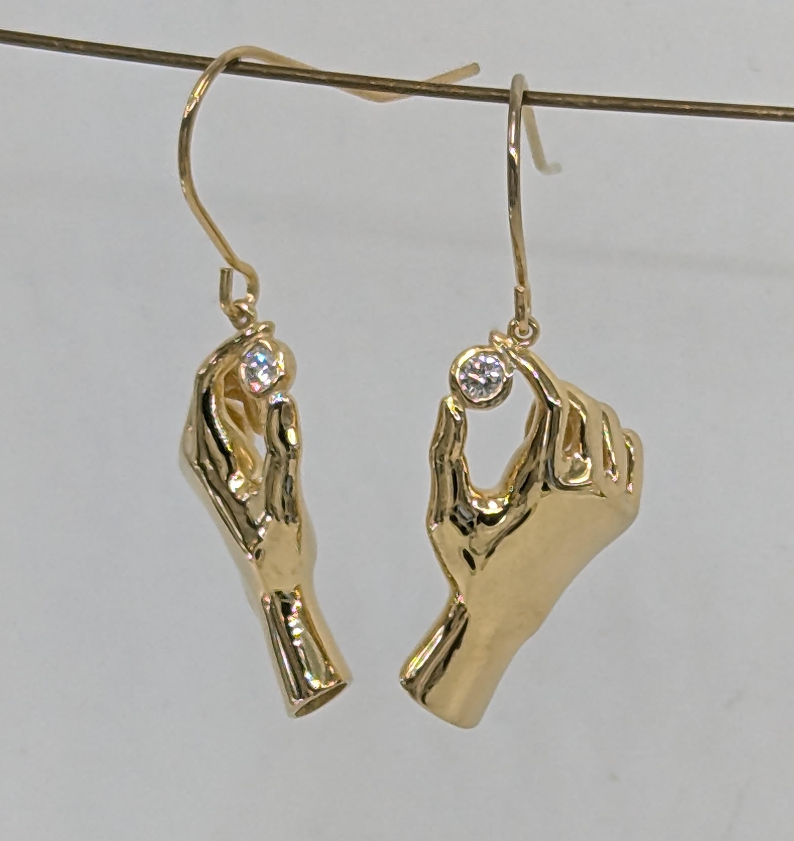 14 Karat Gelbgold Ohrringe mit Händen, die Diamanten halten im Angebot 1