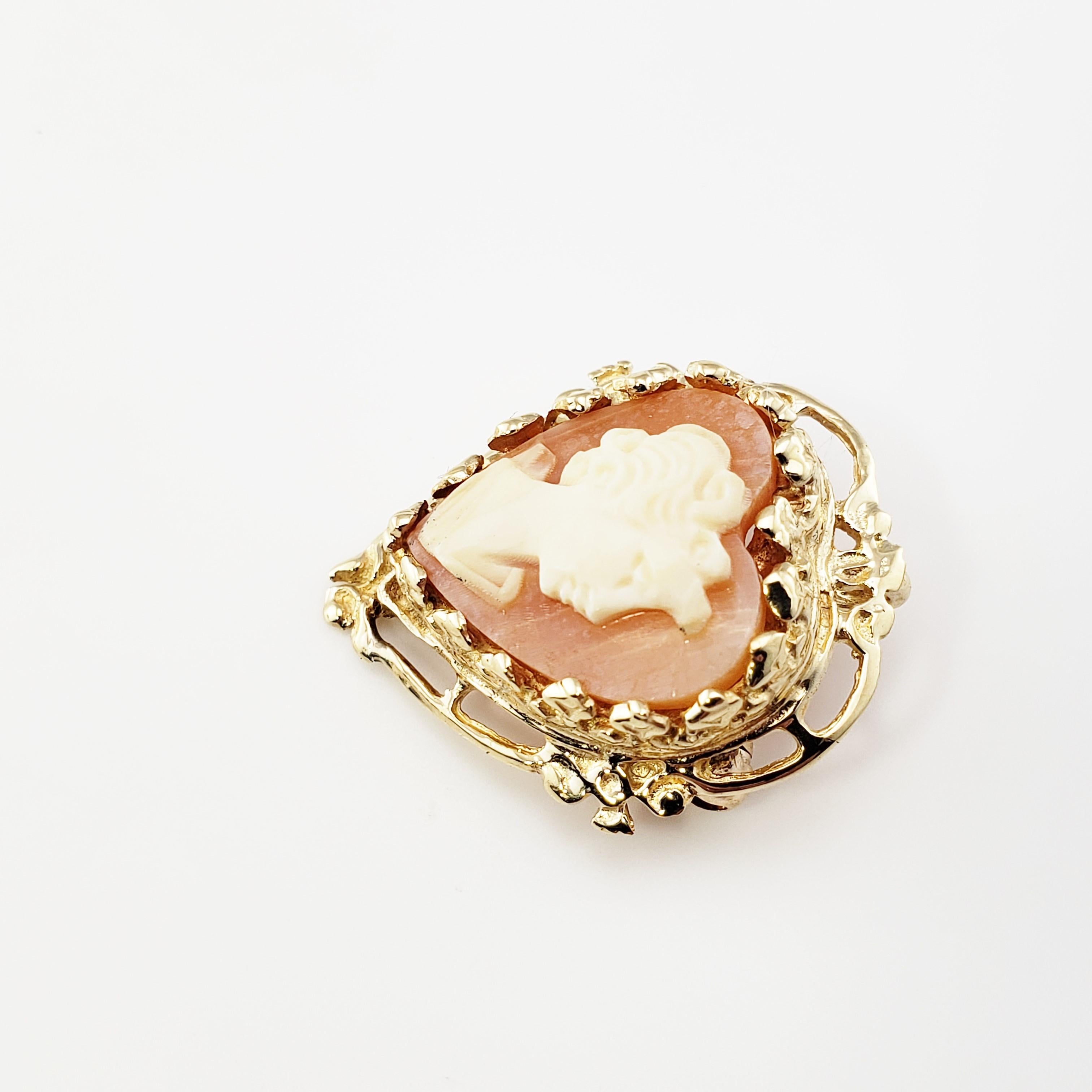 14 Karat Yellow Gold Heart Cameo Brooch/Pendant-

This lovely heart shaped cameo features a lovely lady in profile set in beautifully detailed 14K yellow gold.  Can be worn as pendant or a brooch.

Size: 23 mm x 20 mm 

Weight:  2.5 dwt. / 3.9
