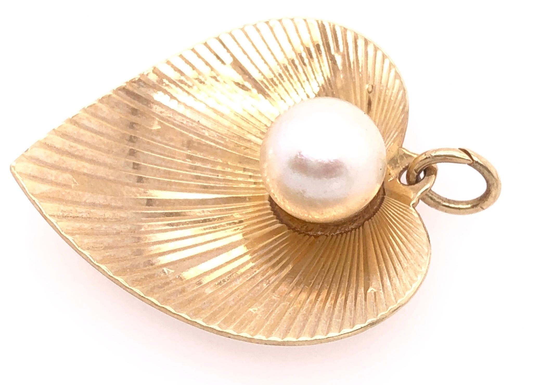 Taille ronde Pendentif cœur en or jaune 14 carats avec perle au centre en vente