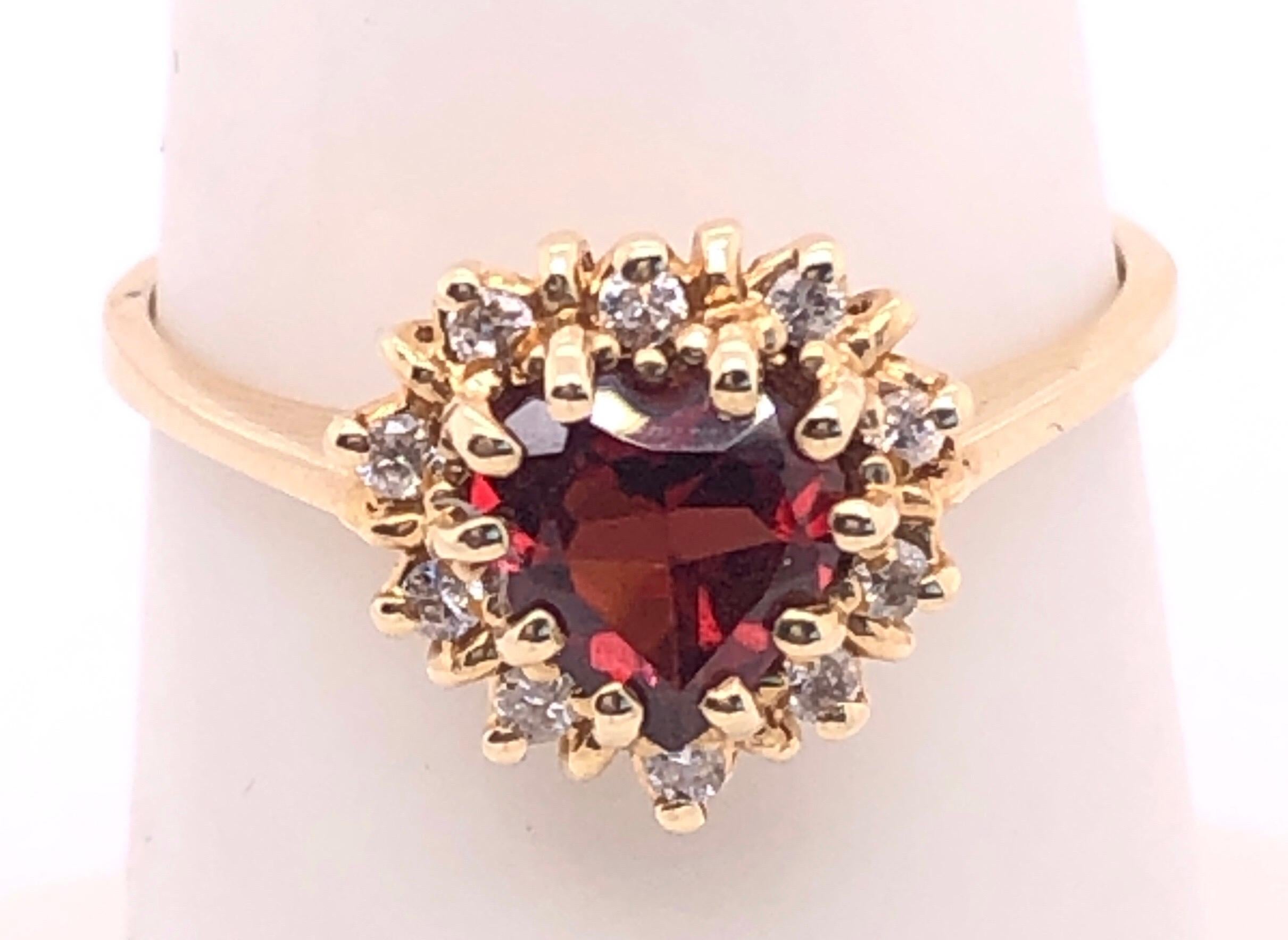 Bague solitaire en or jaune 14 carats avec grenat en forme de cœur et détails en diamants Unisexe en vente