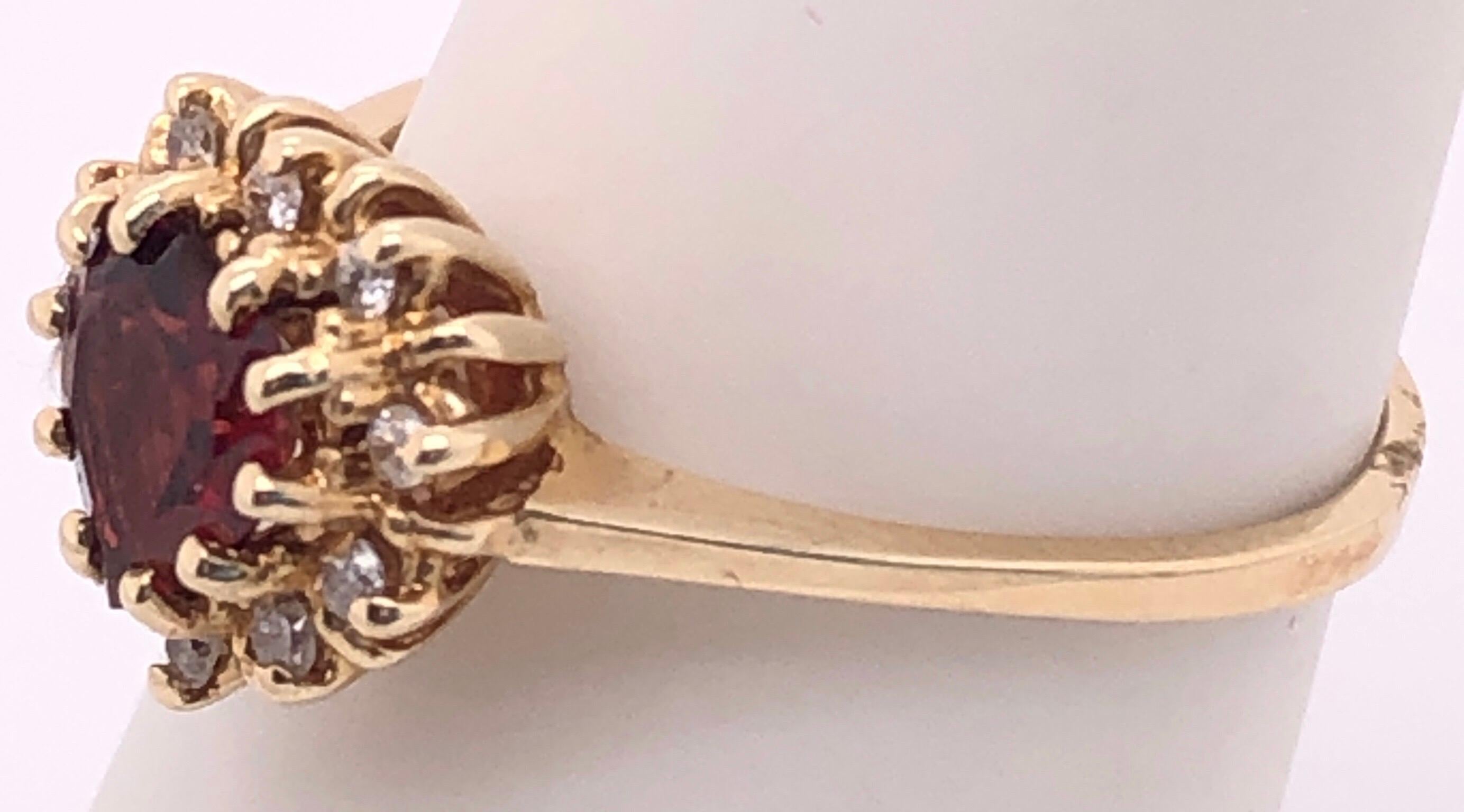 Bague solitaire en or jaune 14 carats avec grenat en forme de cœur et détails en diamants en vente 1